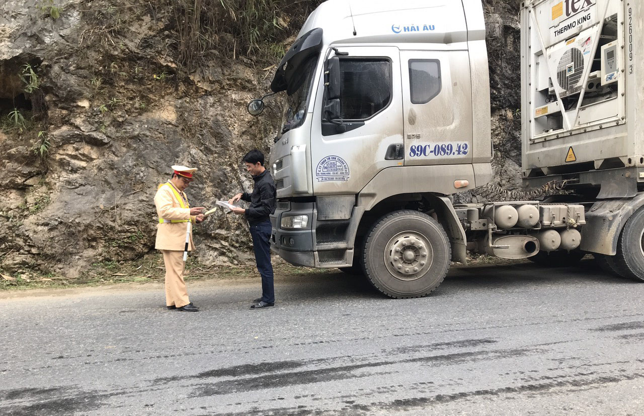 Lực lượng Cảnh sát giao thông (Công an tỉnh) kiểm tra giấy tờ của người và phương tiện tham gia giao thông trên đèo Hoàng Liên Sơn (thuộc huyện Tam Đường).