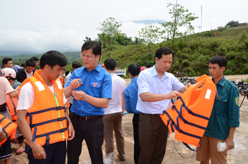 Các đồng chí lãnh đạo Tỉnh đoàn, Ban ATGT tỉnh tặng áo pháo cho bà con dân bản và thuyền viên.