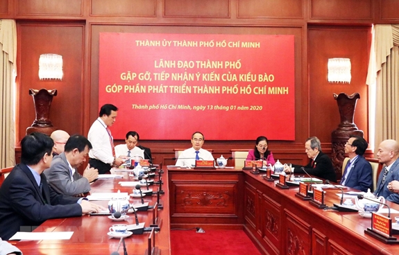 Thành ủy TP Hồ Chí Minh tổ chức buổi gặp mặt lắng nghe ý kiến, sáng kiến của đại diện kiều bào trong xây dựng và phát triển Thành phố ngày 13-1-2020. Ảnh: TTXVN 