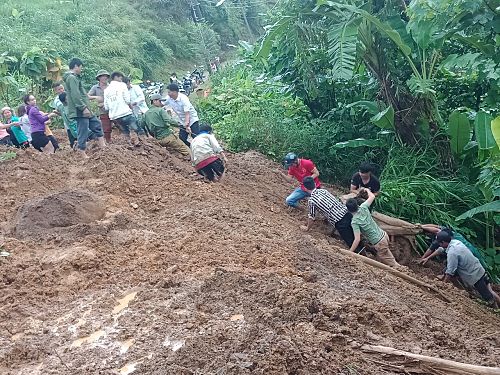 Các lực lượng đã tìm thấy chiếc xe máy của Lò Thị Châu.