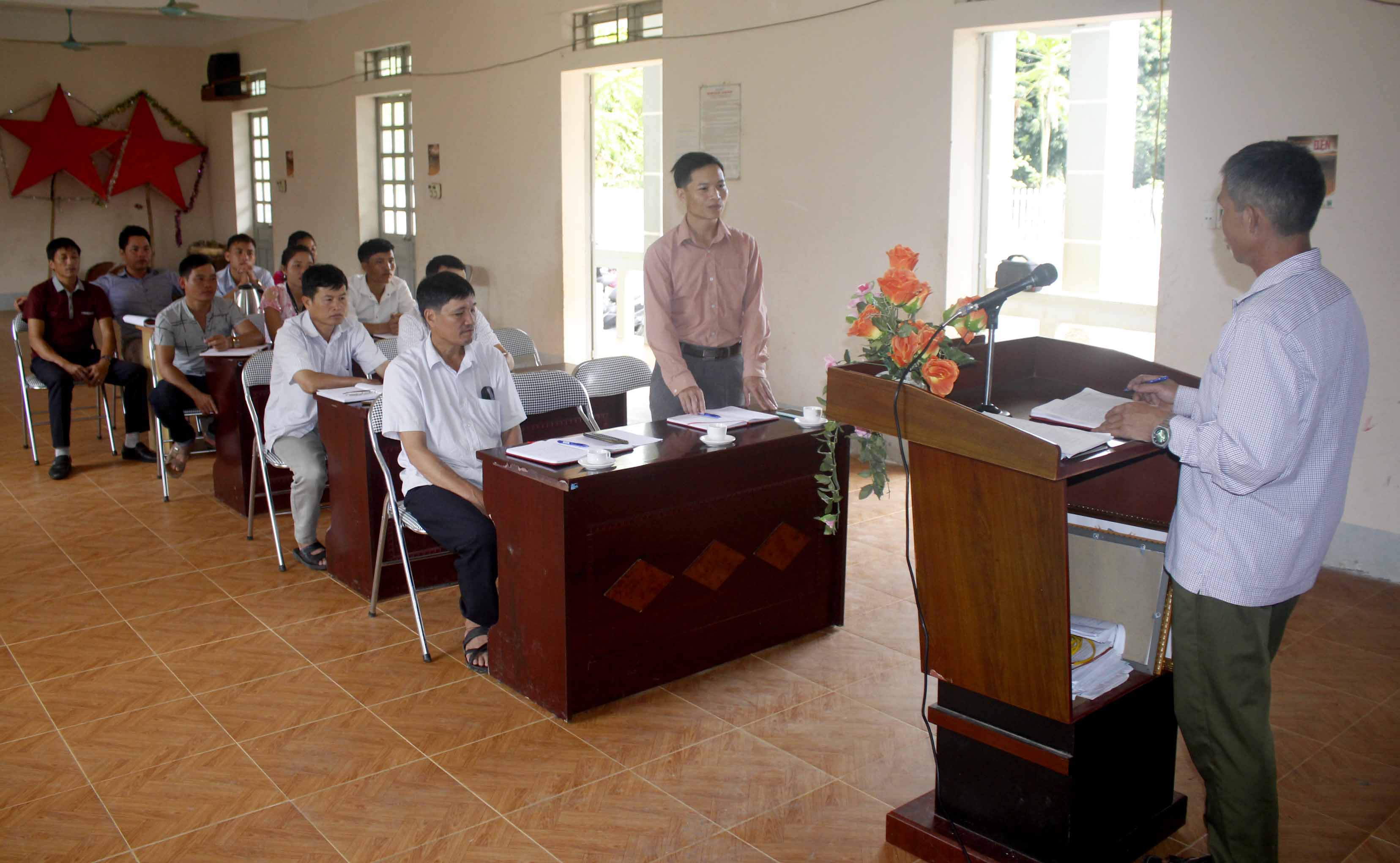 Đảng viên chi bộ bản Đông, xã Mường Than (huyện Than Uyên) tích cực phát biểu ý kiến trong buổi sinh hoạt chuyên đề. 