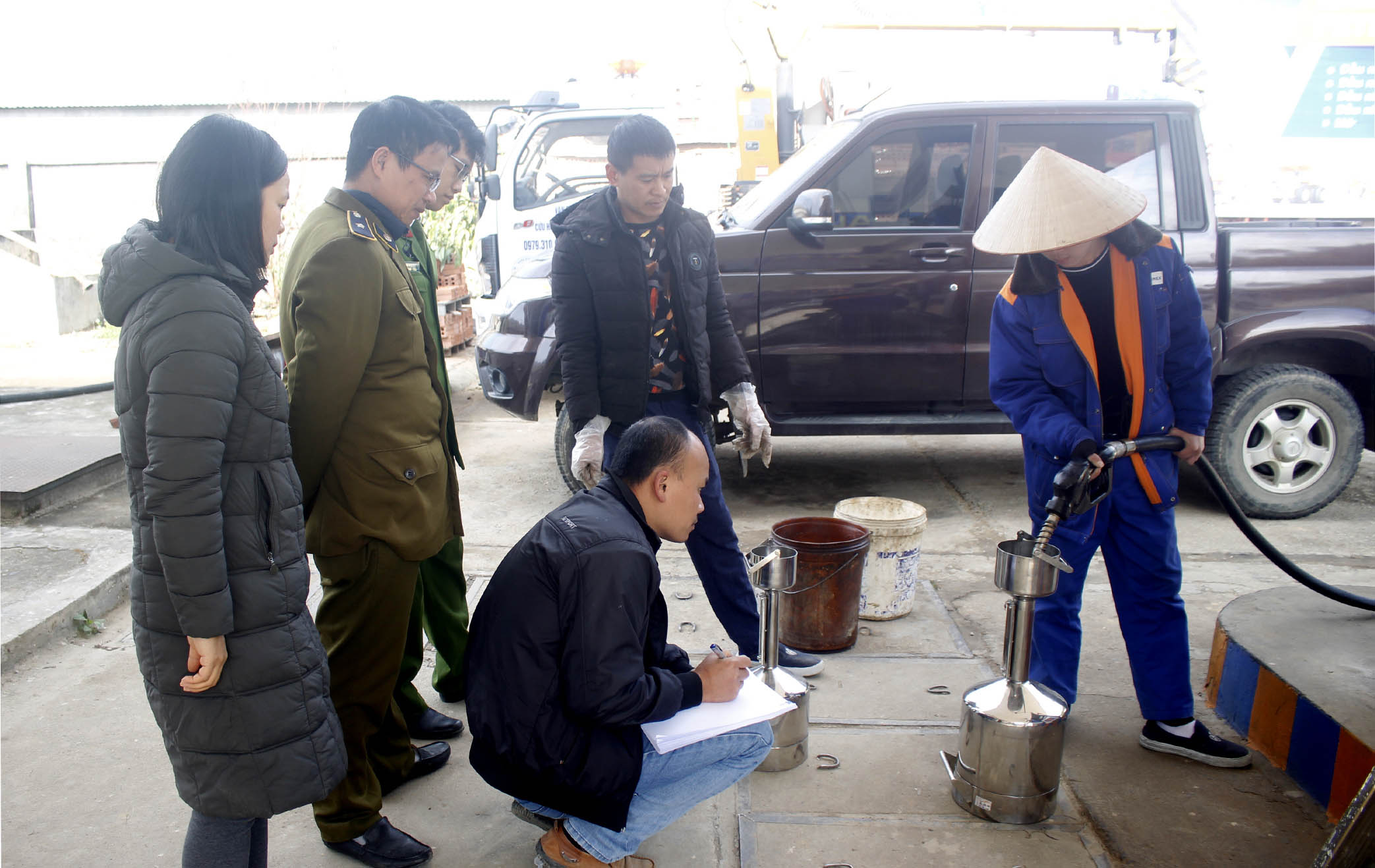 Các thành viên Ban Chỉ đạo 389 huyện Than Uyên kiểm tra đo lường tại các cửa hàng xăng dầu trên địa bàn.