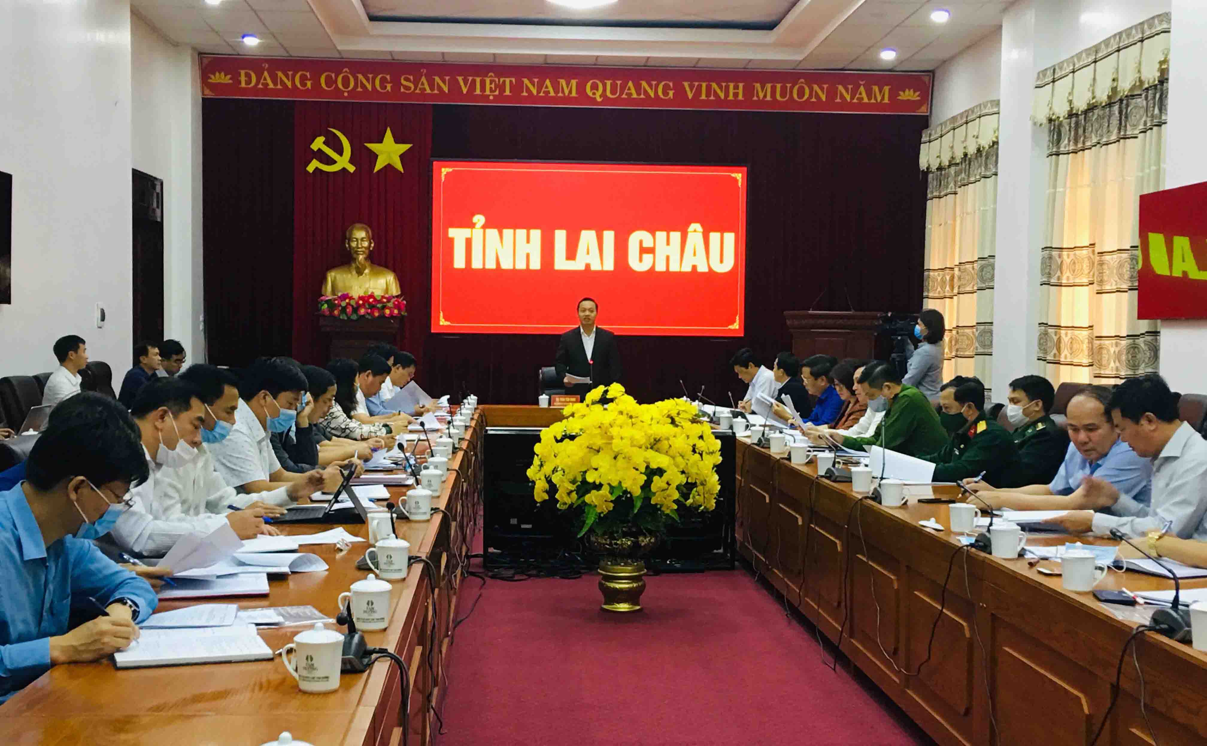 Đồng chí Trần Tiến Dũng, Phó Bí thư Tỉnh ủy, Chủ tịch UBND tỉnh, Chủ tịch UBBC tỉnh phát biểu chỉ đạo tại Cuộc họp thứ hai Ủy ban bầu cử tỉnh.