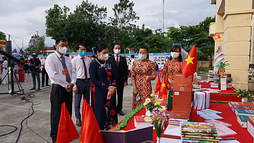 Các đồng chí lãnh đạo tỉnh, thành phố, xã Sùng Phài tham quan khu trưng bày ảnh, tư liệu, tranh cổ động, sách báo nhằm tuyên truyền về cuộc bầu cử tại khu vực bỏ phiếu số 7, bản Cư Nhà La, xã Sùng Phài, thành phố Lai Châu. (Ảnh Thắm Duy)