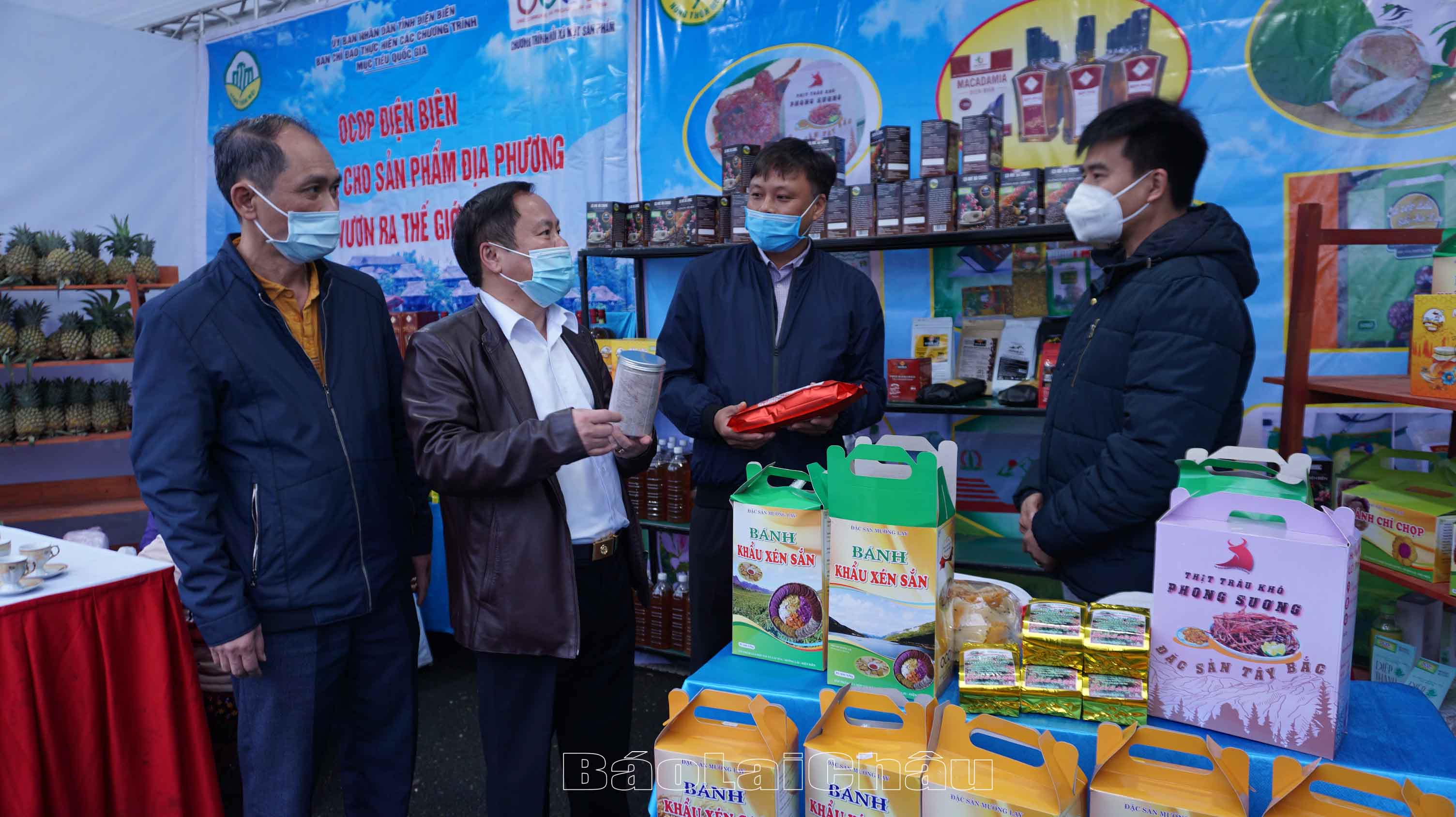 Đồng chí Tống Thanh Hải - Ủy viên Ban Thường vụ Tỉnh ủy, Phó Chủ tịch Thường trực UBND tỉnh tham quan gian trưng bày, giới thiệu sản phẩm nông nghiệp tỉnh Điện Biên.