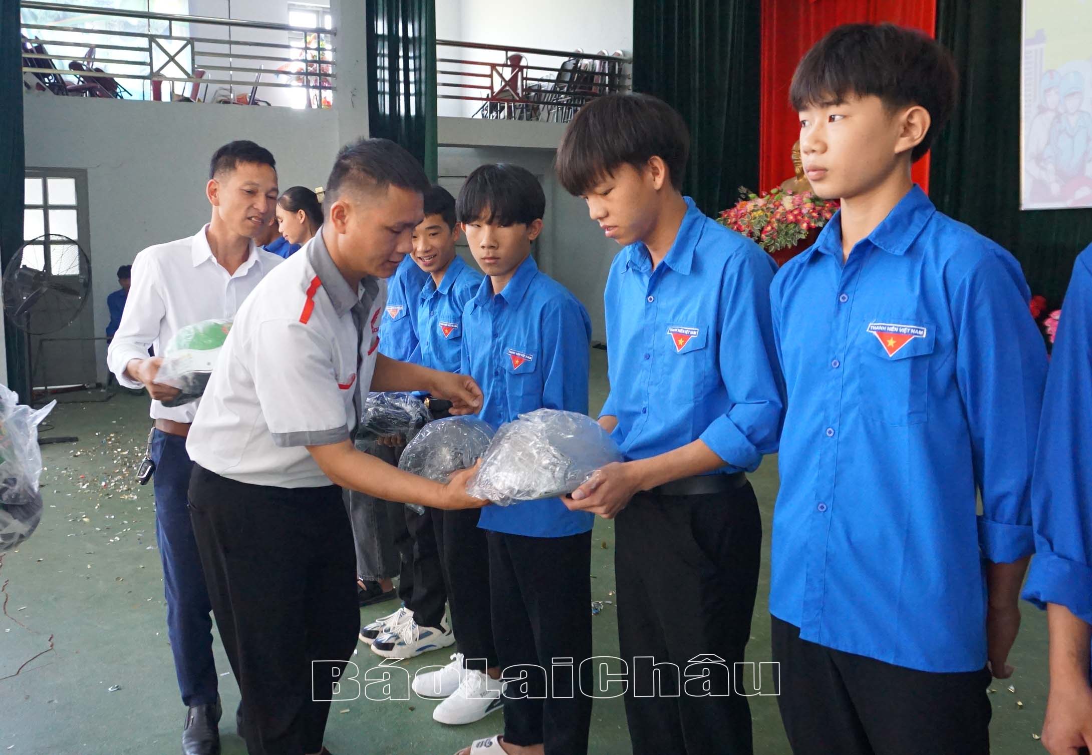 Các đơn vị tài trợ trao quà cho học sinh vượt khó học giỏi.