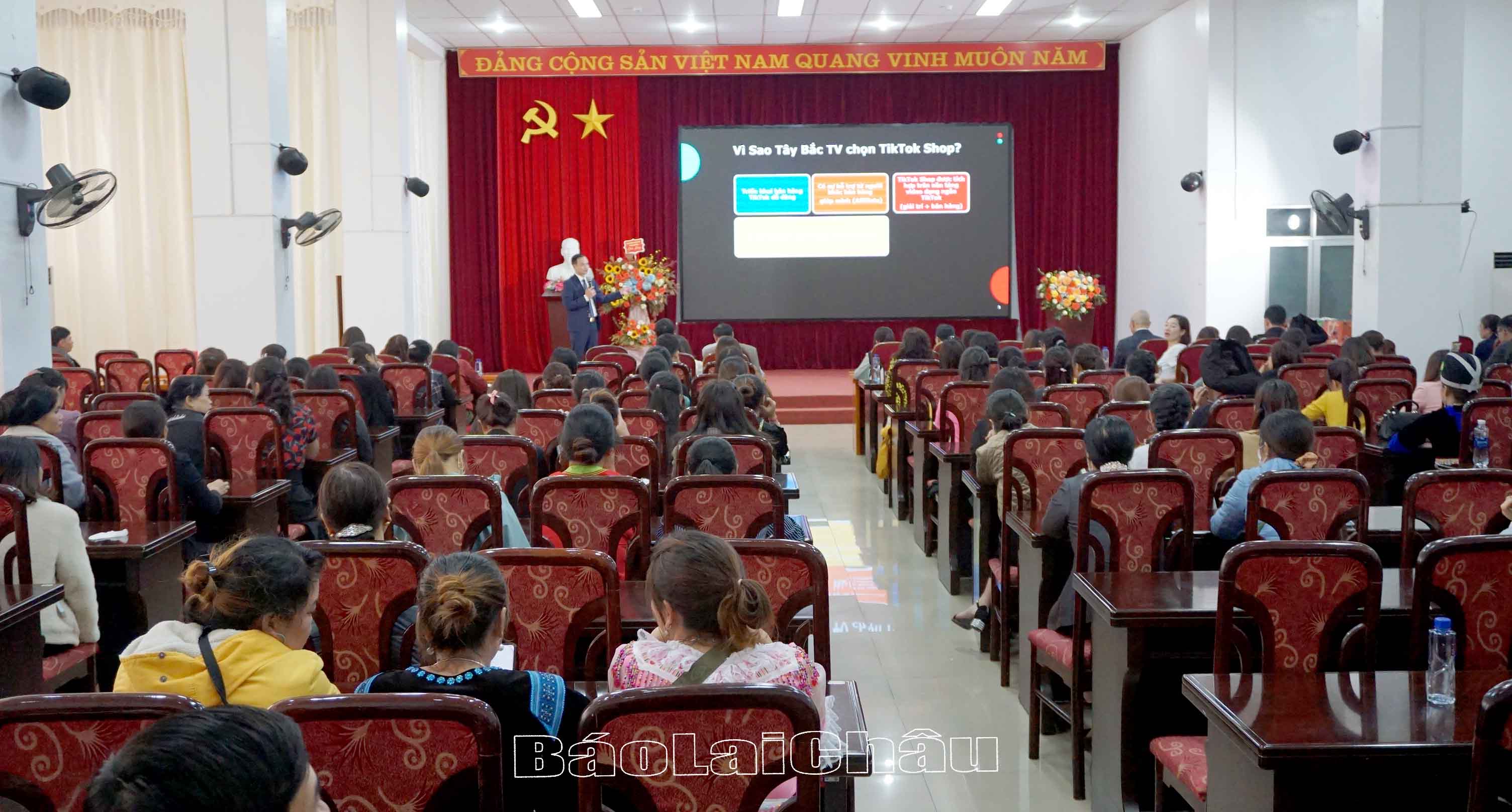 Đại diện Tây Bắc TV giới thiệu về kênh.