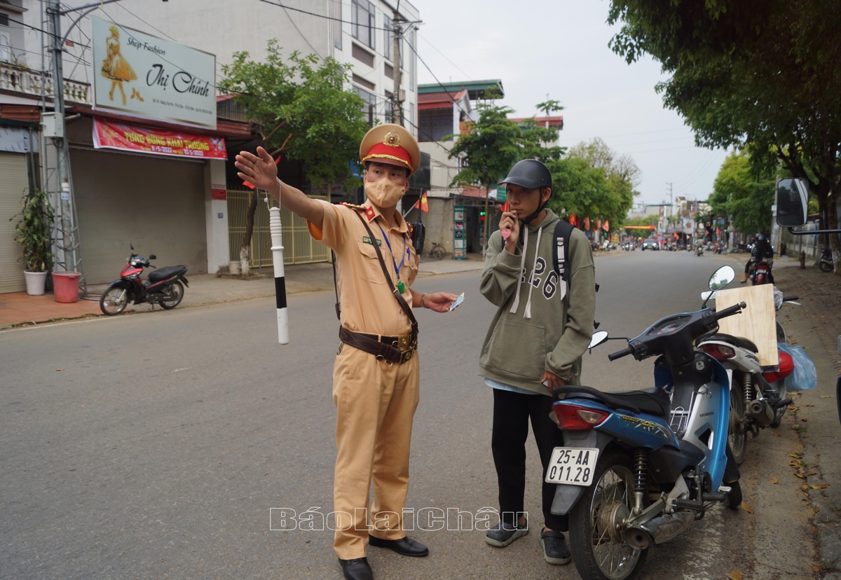 Lực lượng chức năng thường xuyên tuần tra, kiểm soát xử lý các trường hợp vi phạm an toàn giao thông, nhất là đối tượng thanh, thiếu niên.