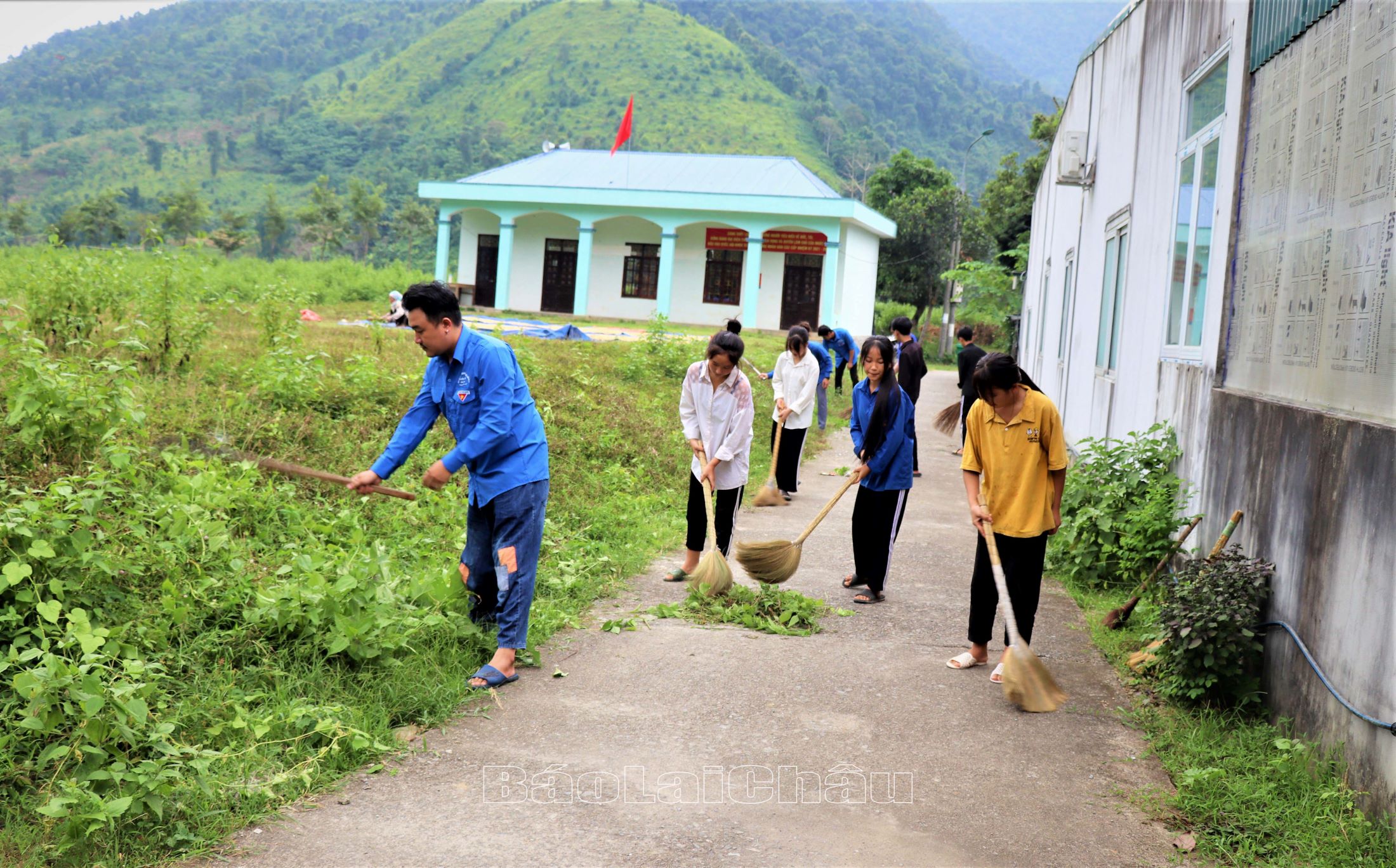 ĐVTN xã Pa Tần (huyện Sìn Hồ) tích cực giữ gìn vệ sinh môi trường.