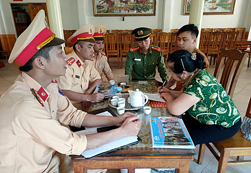 Chủ cơ sở kinh doanh ký cam kết về an toàn giao thông.