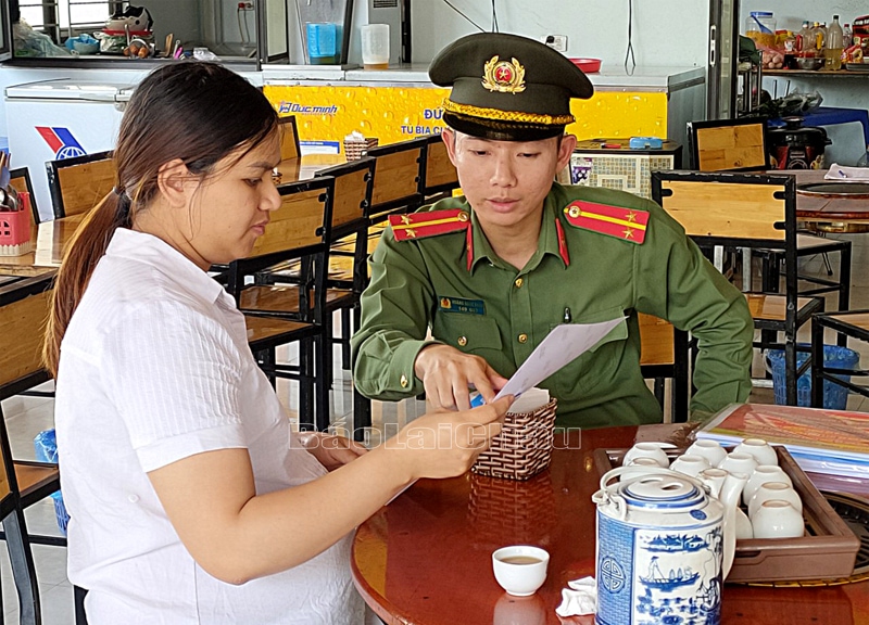 ... Tuyên truyên cho người dân Luật Giao thông đường bộ.