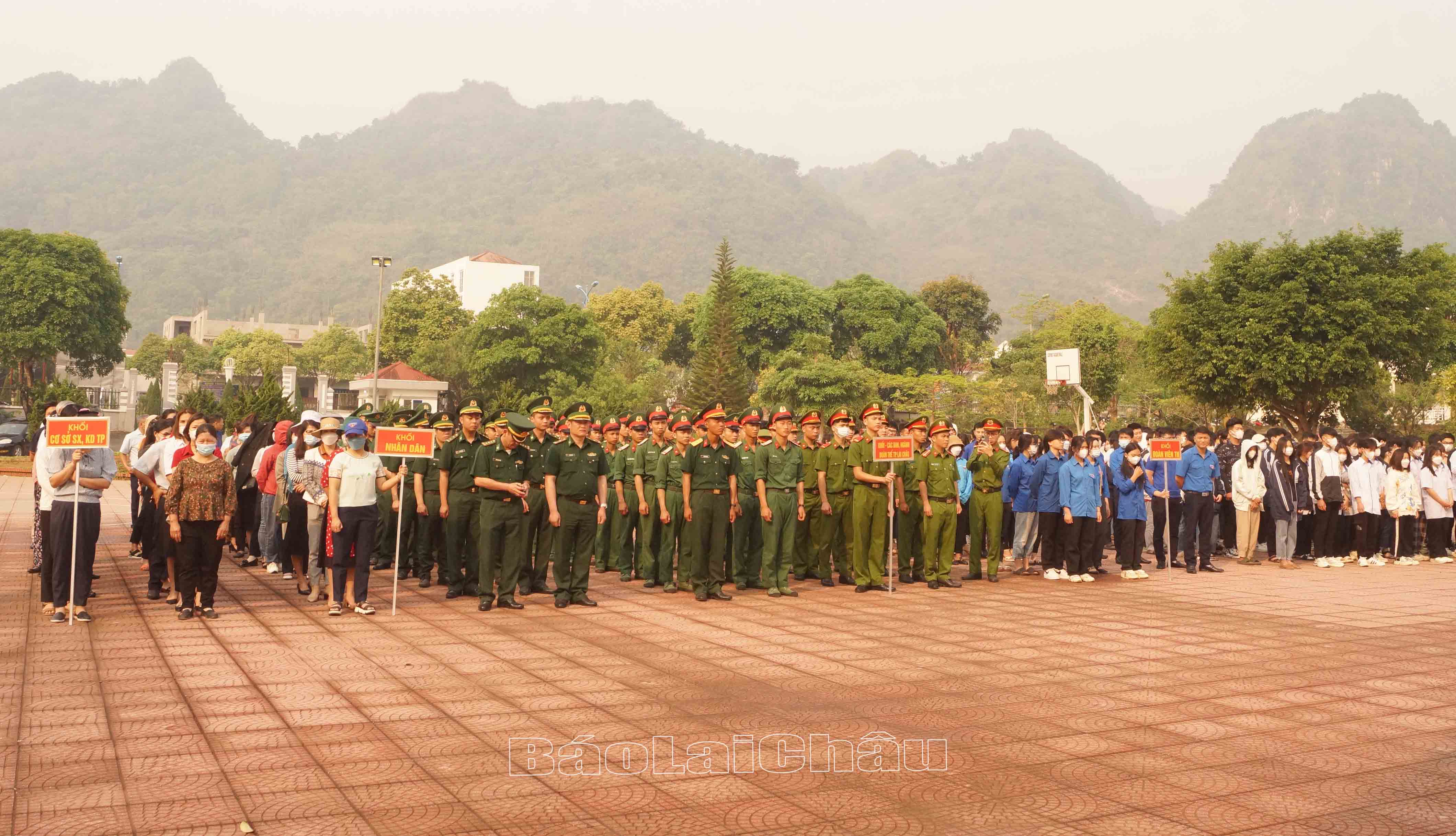 Đại biểu dự buổi lễ.