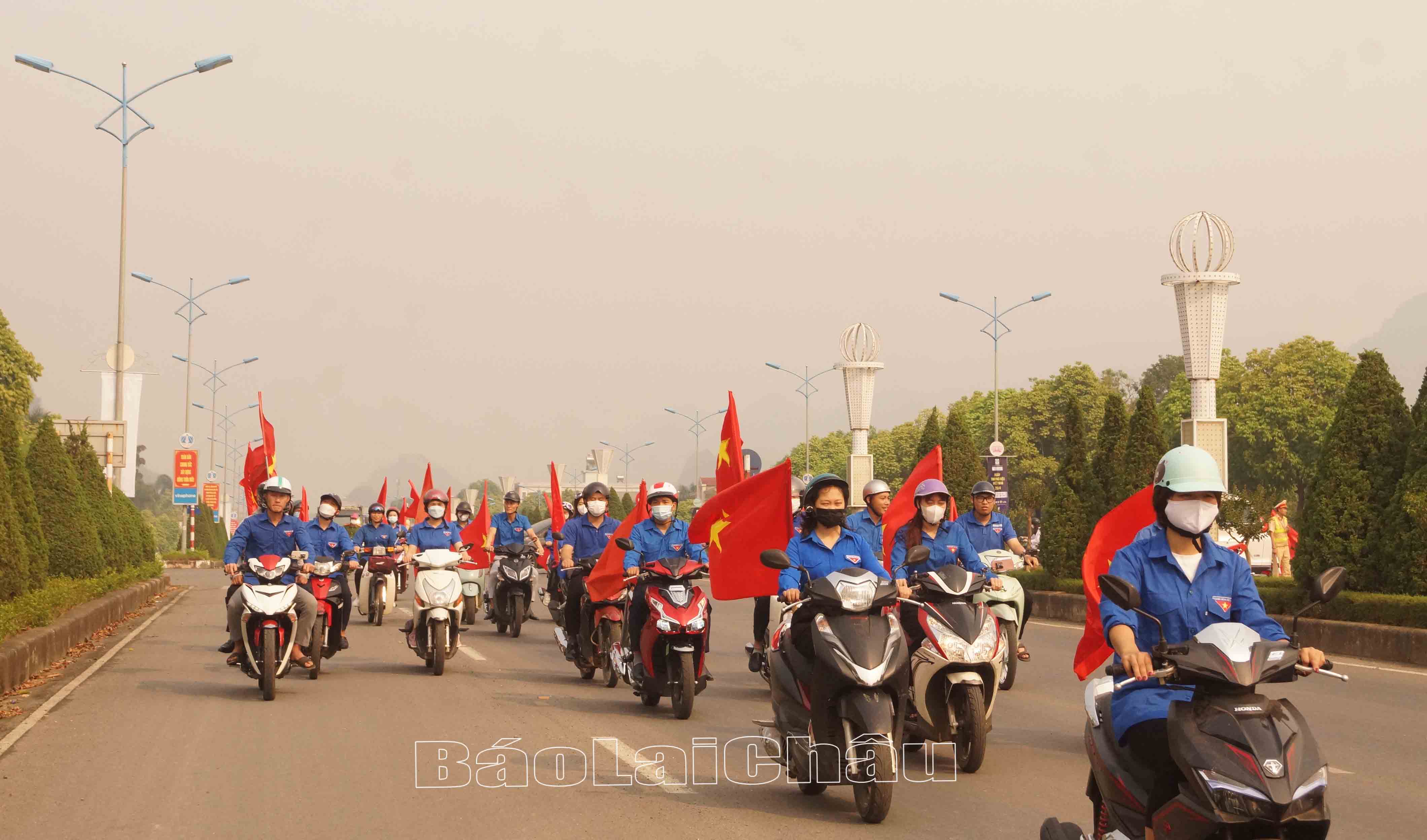 Các lực lượng tham gia diễu hàng, cổ động.