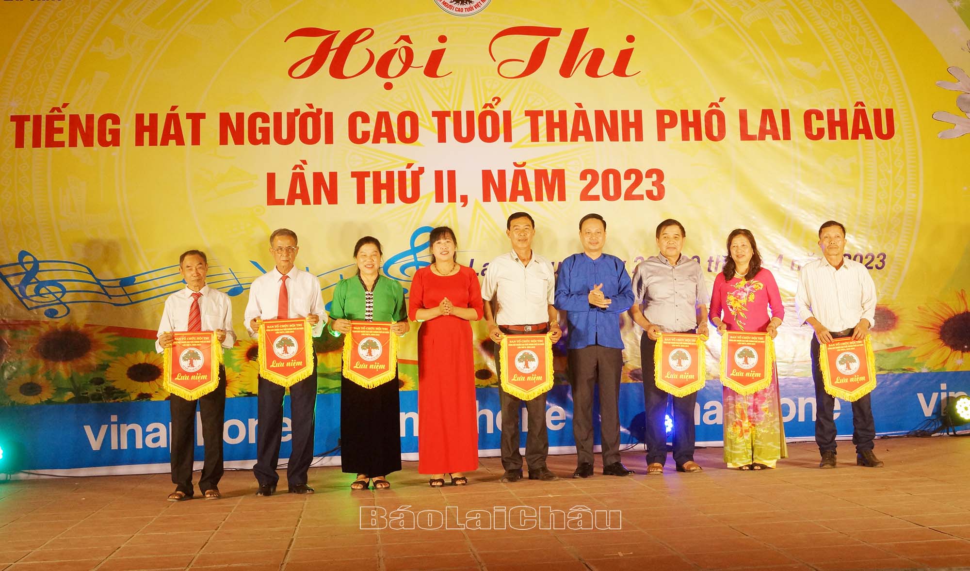 Ban Tổ chức hội thi trao cờ lưu niệm cho các đoàn.