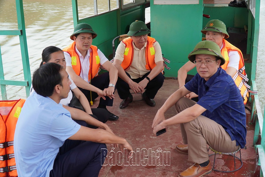 Đồng chí Vũ Mạnh Hà cùng lãnh đạo huyện Nậm Nhùn thăm khu vực nuôi cá lồng của người dân xã Mường Mô.