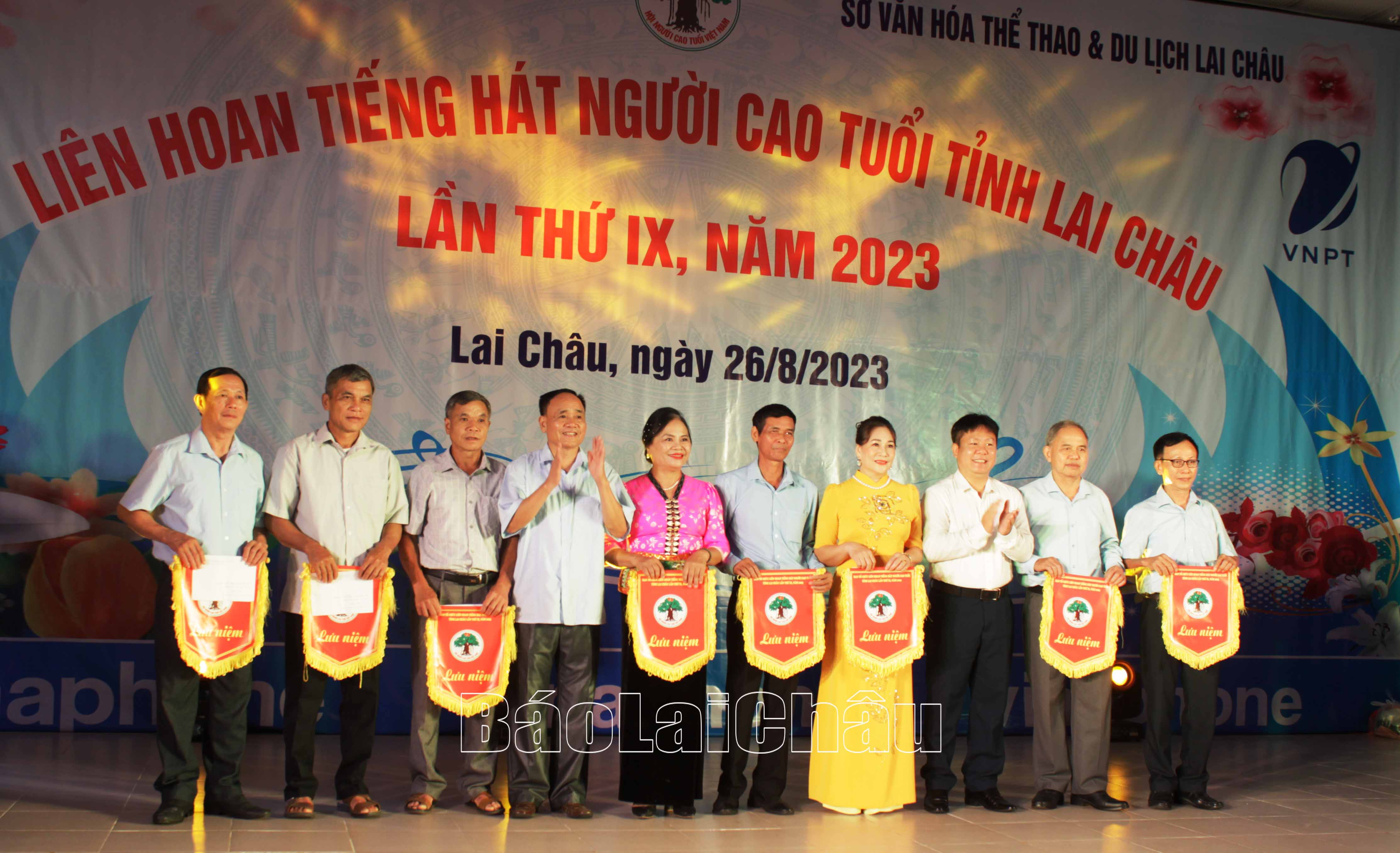  Lãnh đạo Hội Người Cao tuổi tỉnh và Sở Văn hóa - Thể thao và Du lịch trao cờ lưu niệm cho các đoàn tham gia Liên hoan.