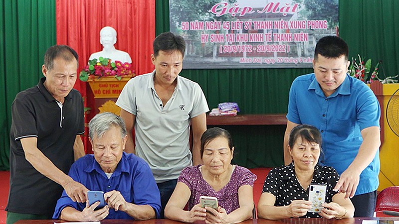 Các thành viên Tổ công nghệ số cộng đồng khu Minh Tâm, xã Minh Đài, huyện Tân Sơn, tỉnh Phú Thọ trao đổi, cập nhật kiến thức công nghệ thông tin. (Ảnh NGỌC KIÊN)