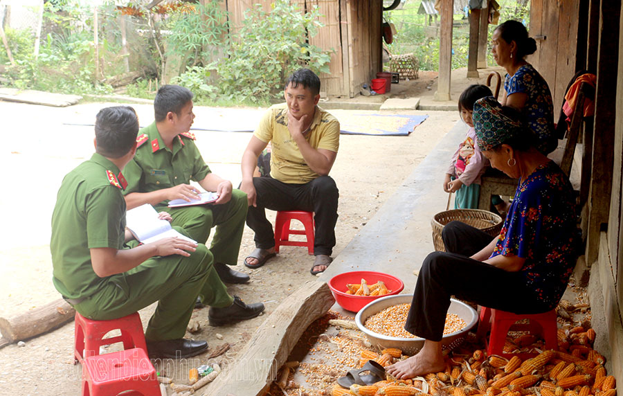 Công an xã Na Ư đến hộ dân bản Na Ư gặp gỡ tuyên truyền, PBGDPL.