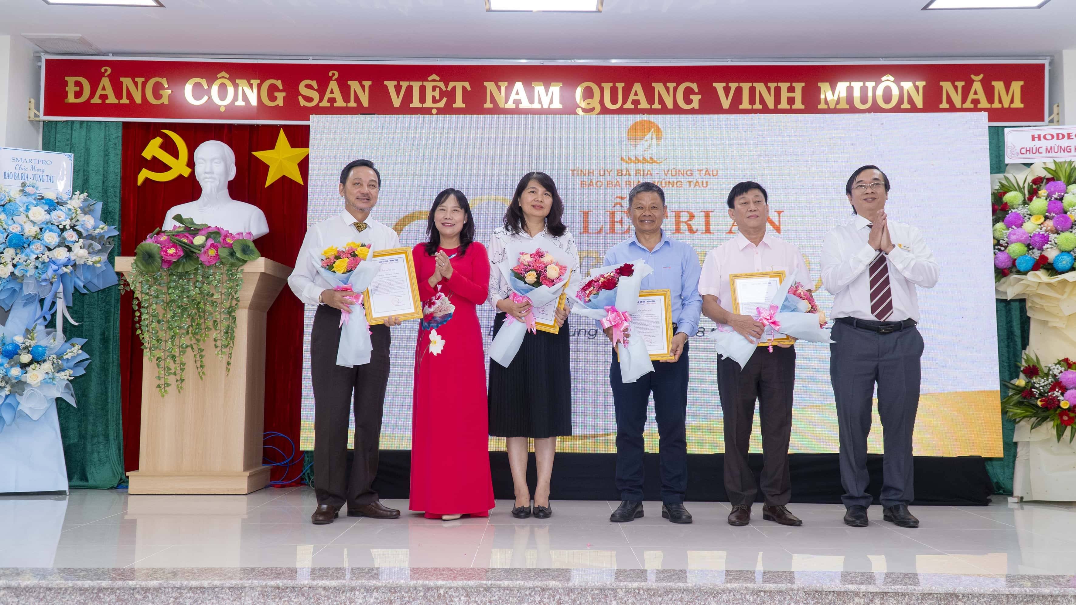 Quyền Tổng Biên tập Báo Bà Rịa-Vũng Tàu Đỗ Nguyễn Hoàng Dung và Phó Tổng Biên tập Báo Bà Rịa - Vũng Tàu Trương Đức Nghĩa tặng hoa tri ân các nhà tài trợ.