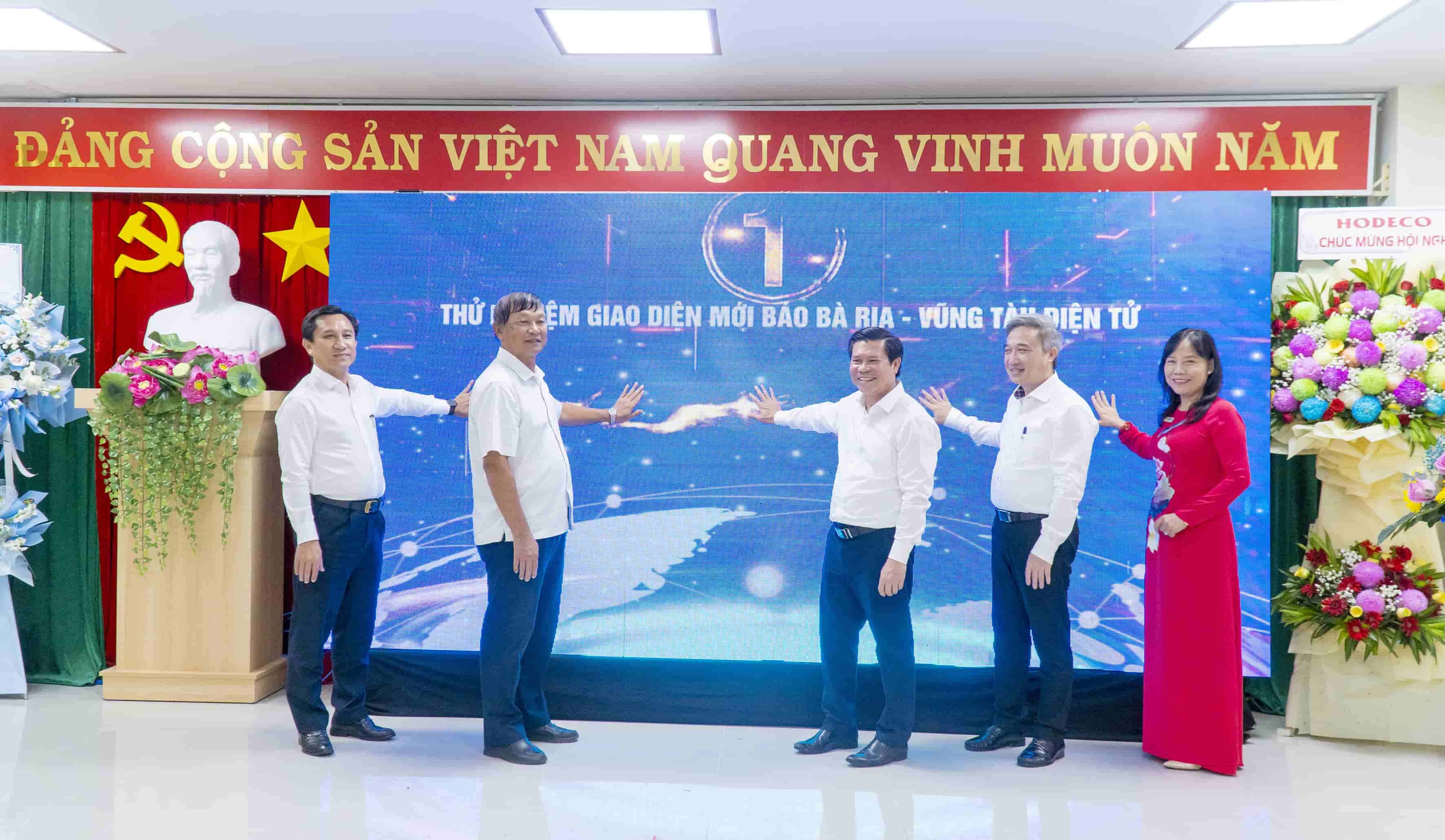 Lãnh đạo tỉnh cùng Hội Nhà báo tỉnh và Ban Biên tập Báo Bà Rịa - Vũng Tàu thực hiện nghi thức nhấn nút thử nghiệm giao diện mới Báo Bà Rịa - Vũng Tàu điện tử.