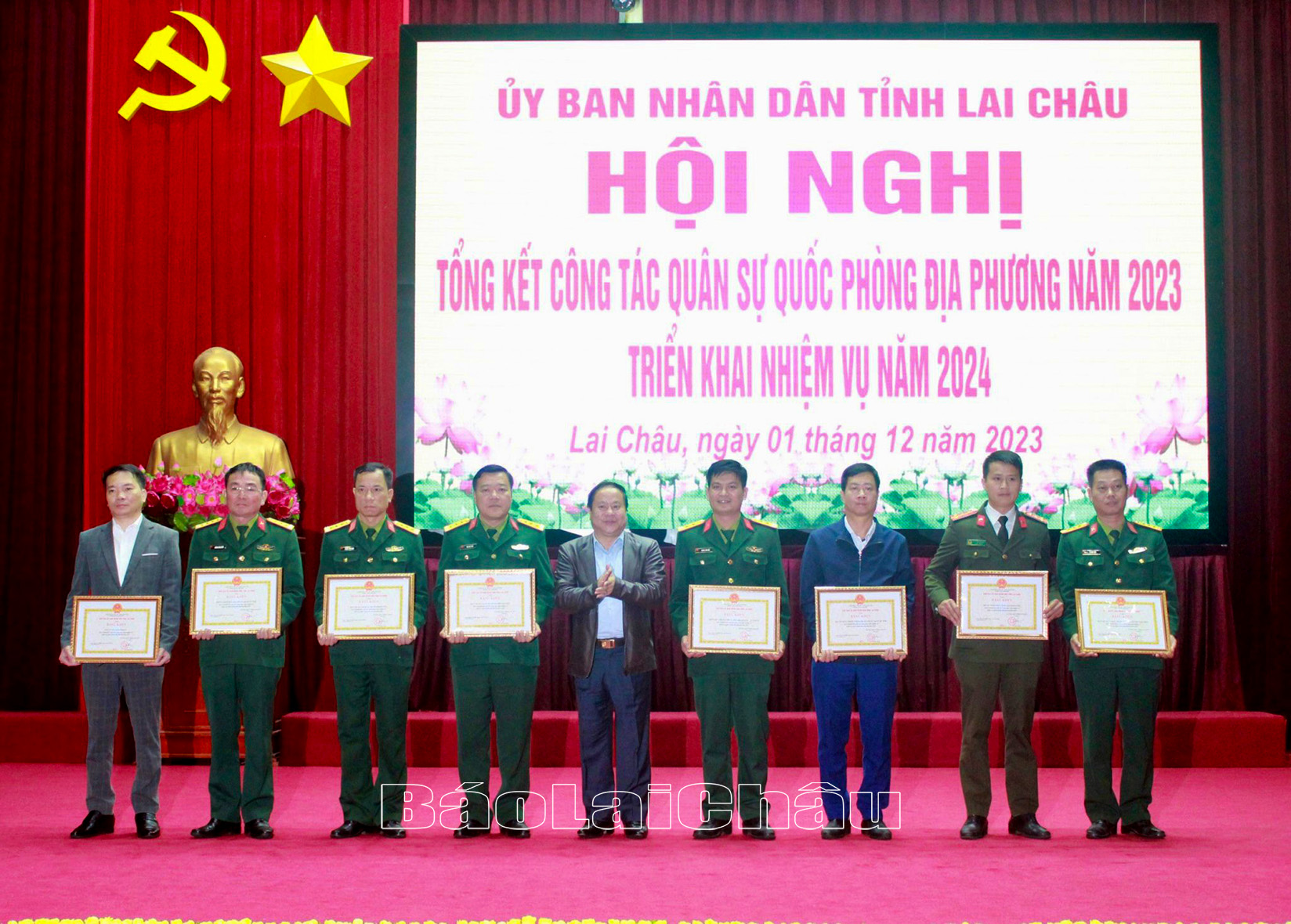 Đồng chí Tống Thanh Hải - Ủy viên BTV Tỉnh ủy, Phó Chủ tịch Thường trực UBND tỉnh tặng Bằng khen cho các tập thể có thành tích xuất sắc trong nhiệm vụ QS-QP địa phương năm 2023. 