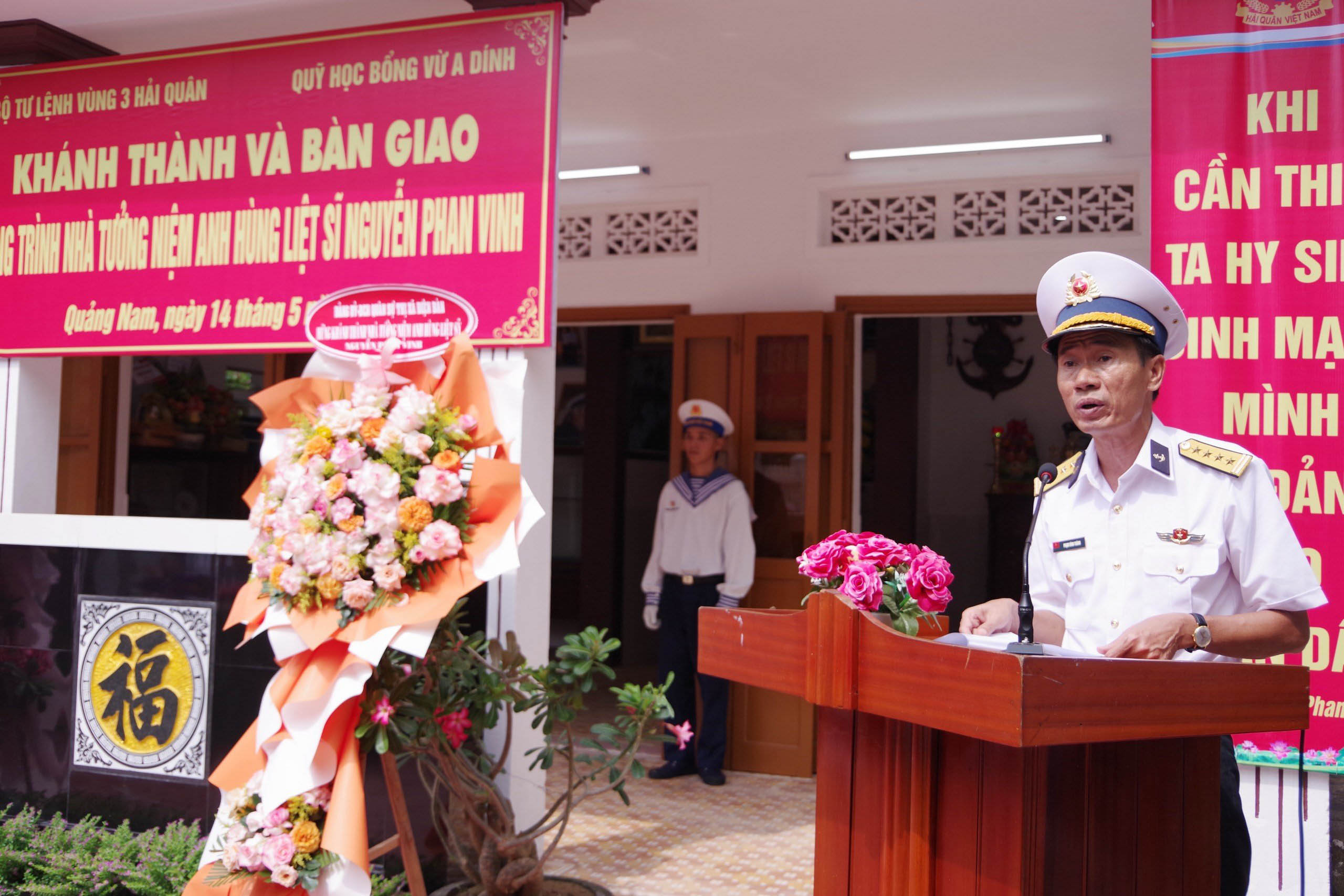 Đại tá Phạm Đình Thành - Phó Chính ủy Vùng 3 Hải quân phát biểu tại buổi lễ.