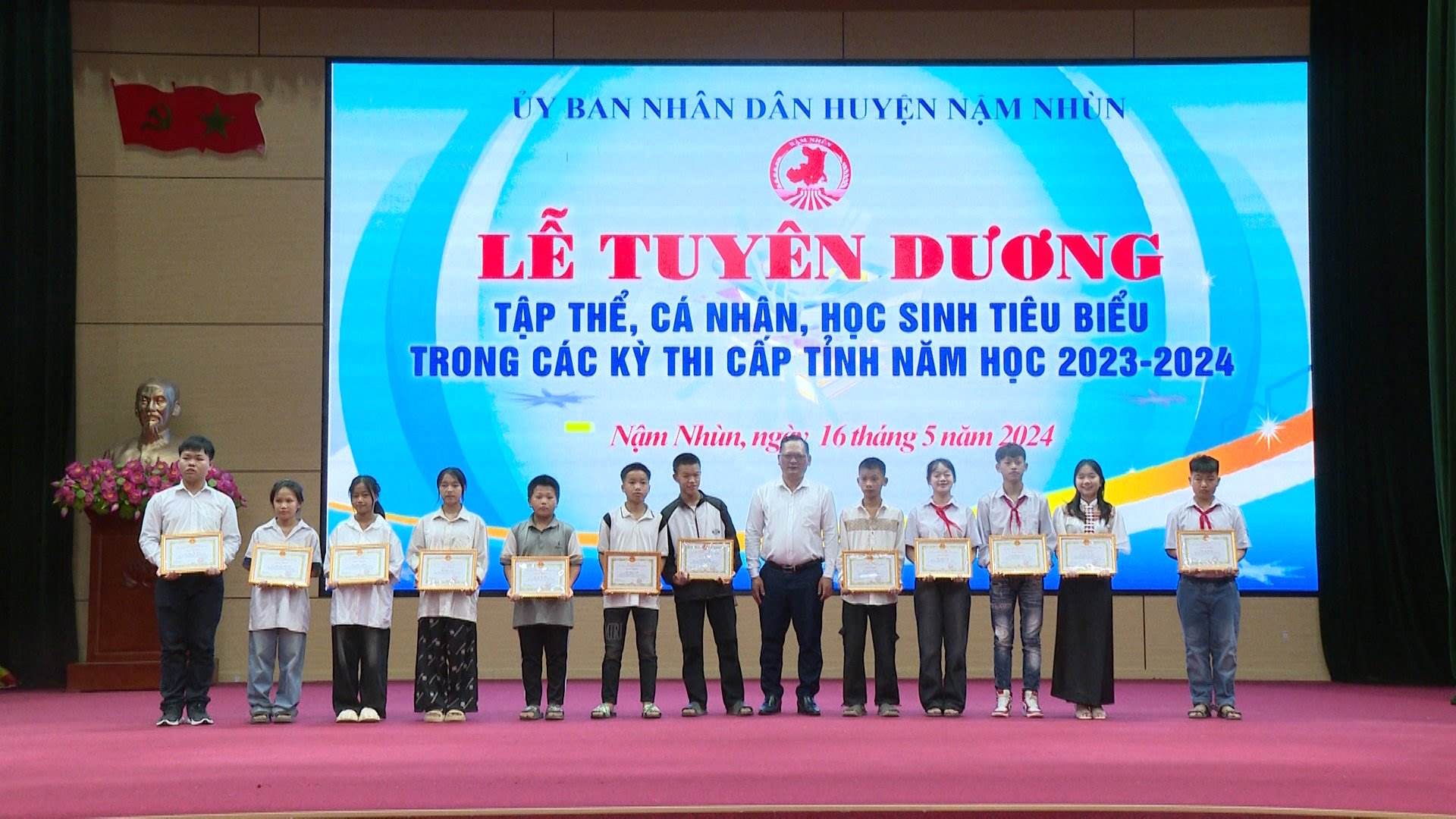 Tuyên dương các em học sinh có thành tích xuất sắc trong kỳ thi học học sinh giởi cấp tỉnh năm học 2023-2024