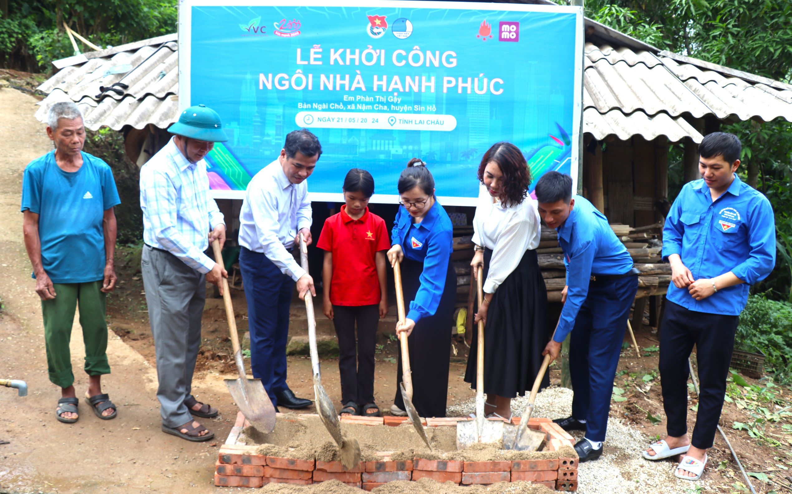 Lãnh đạo Tỉnh Đoàn, Huyện uỷ Sìn Hồ, xã Nậm Cha khởi công ngôi nhà hạnh phúc tại bản Ngài Chồ.