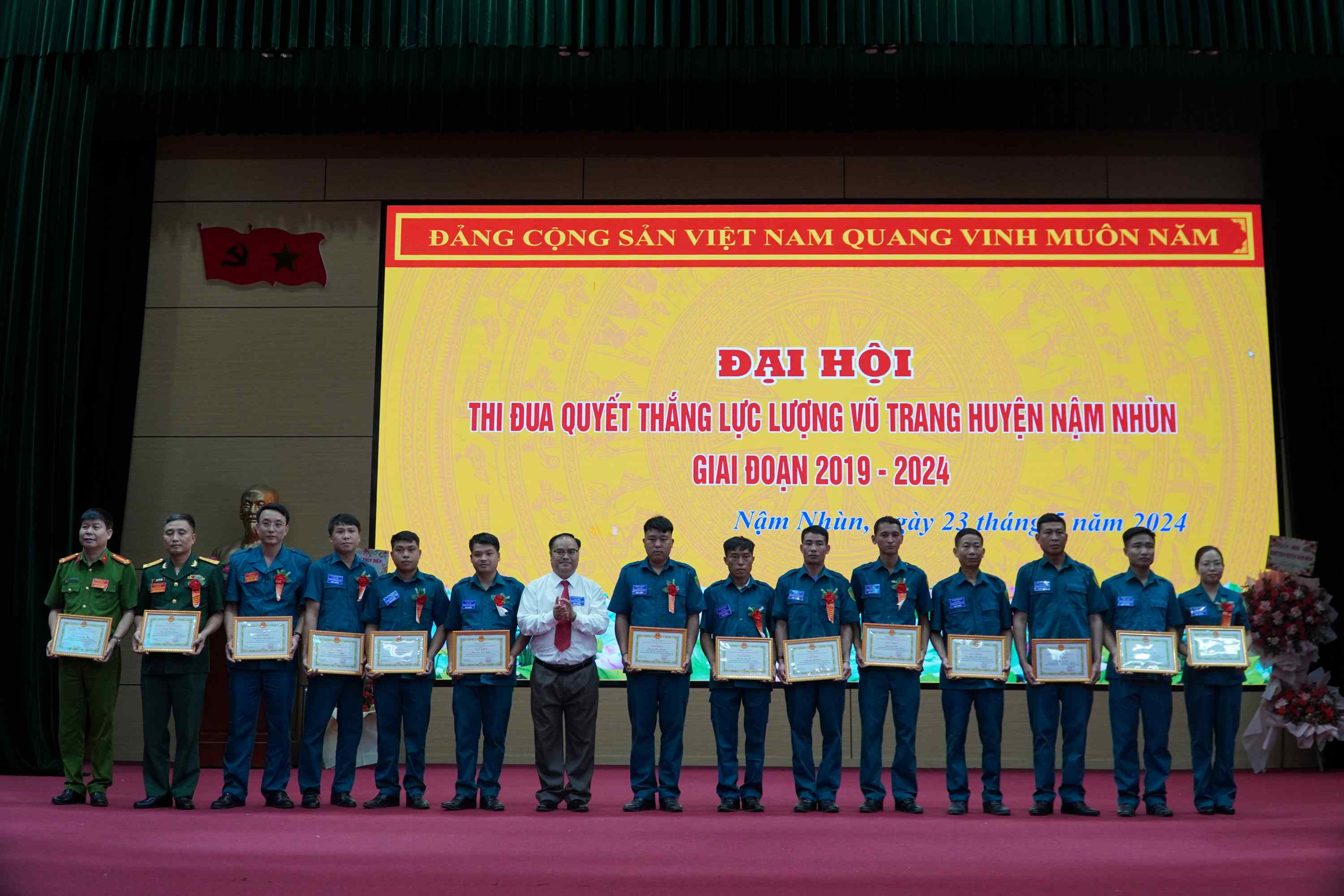 Tặng Giấy khen cho các tập thể có thành tích trong phong trào  thi đua quyết thắng  trên địa bàn huyện Nậm Nhùn giai đoạn 2019 – 2024.