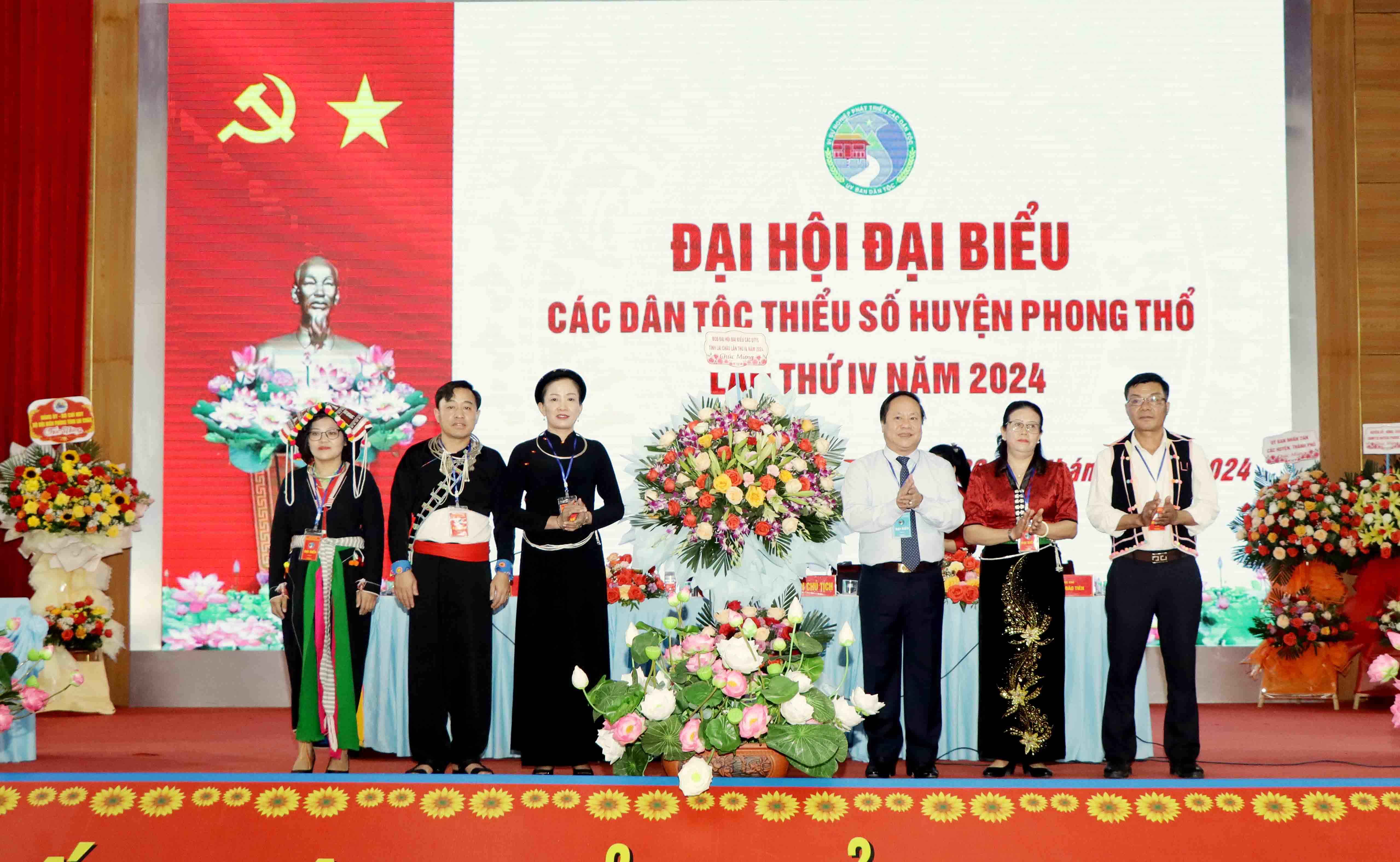 Đồng chí Tống Thanh Hải - Ủy viên Ban Thường vụ Tỉnh ủy, Phó Chủ tịch Thường trực UBND tỉnh tặng hoa chúc mừng đại hội.