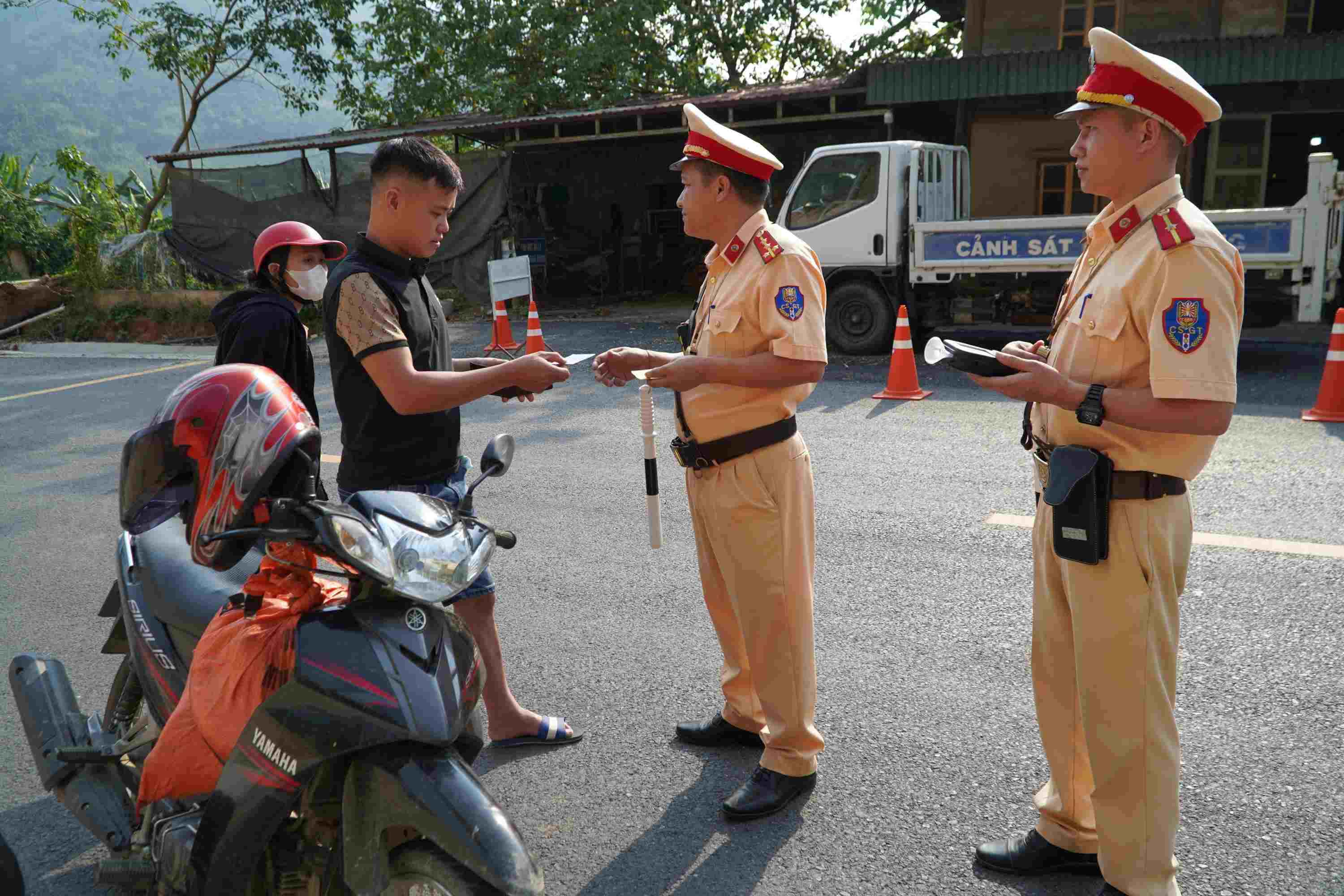 Cán bộ Đội CSGT-TT Công an huyện Nậm Nhùn kiểm tra hành chính người điều khiển phương tiện tham gia giao thông.