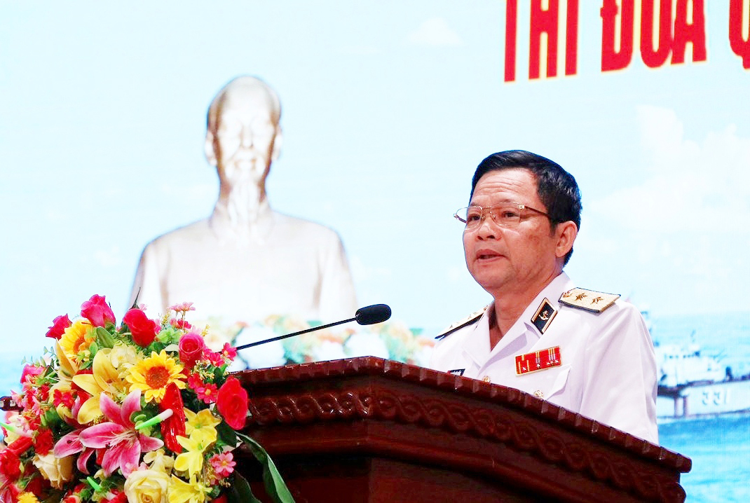 Trung tướng Nguyễn Văn Bổng, Bí thư Đảng ủy, Chính ủy Quân chủng Hải quân phát biểu chỉ đạo, động viên Đại hội.