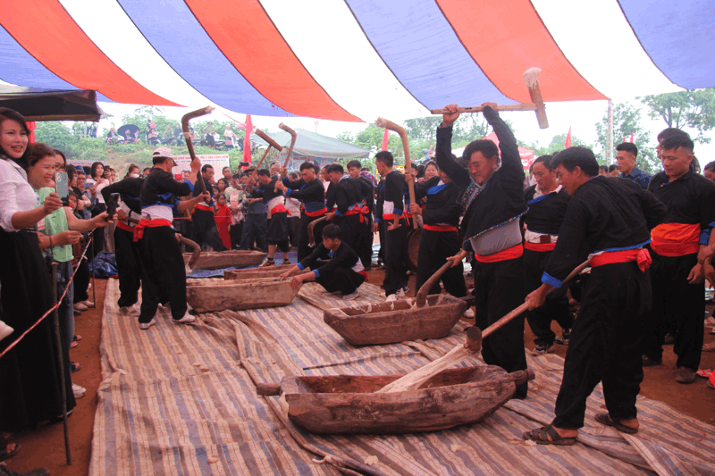 Thi giã bánh dầy.