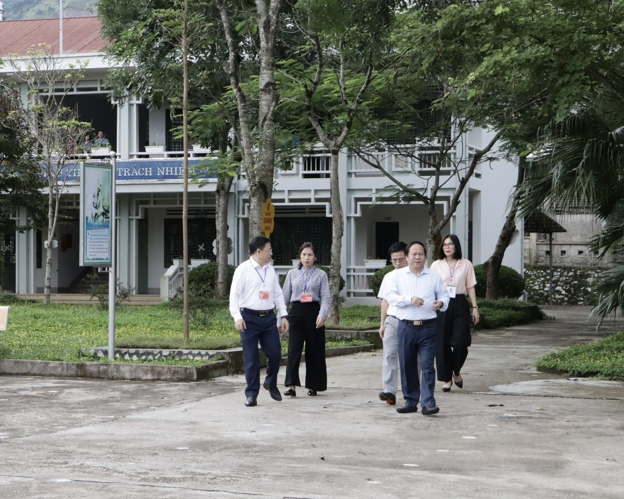 Đoàn công tác của tỉnh kiểm tra công tác coi thi tại điểm thi Trường THCS thị trấn Tam Đường (huyện Tam Đường).