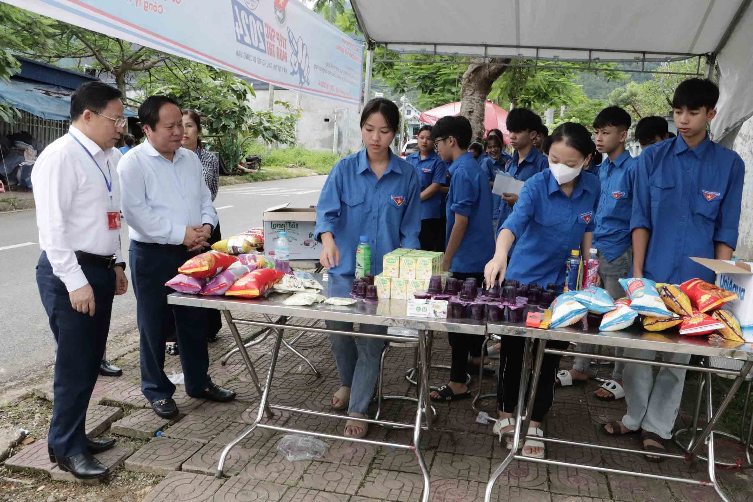 Đoàn công tác thăm hỏi động viên lực lượng thanh niên tình nguyện hỗ trợ thí sinh tại điểm thi Trường THPT Bình Lư. 