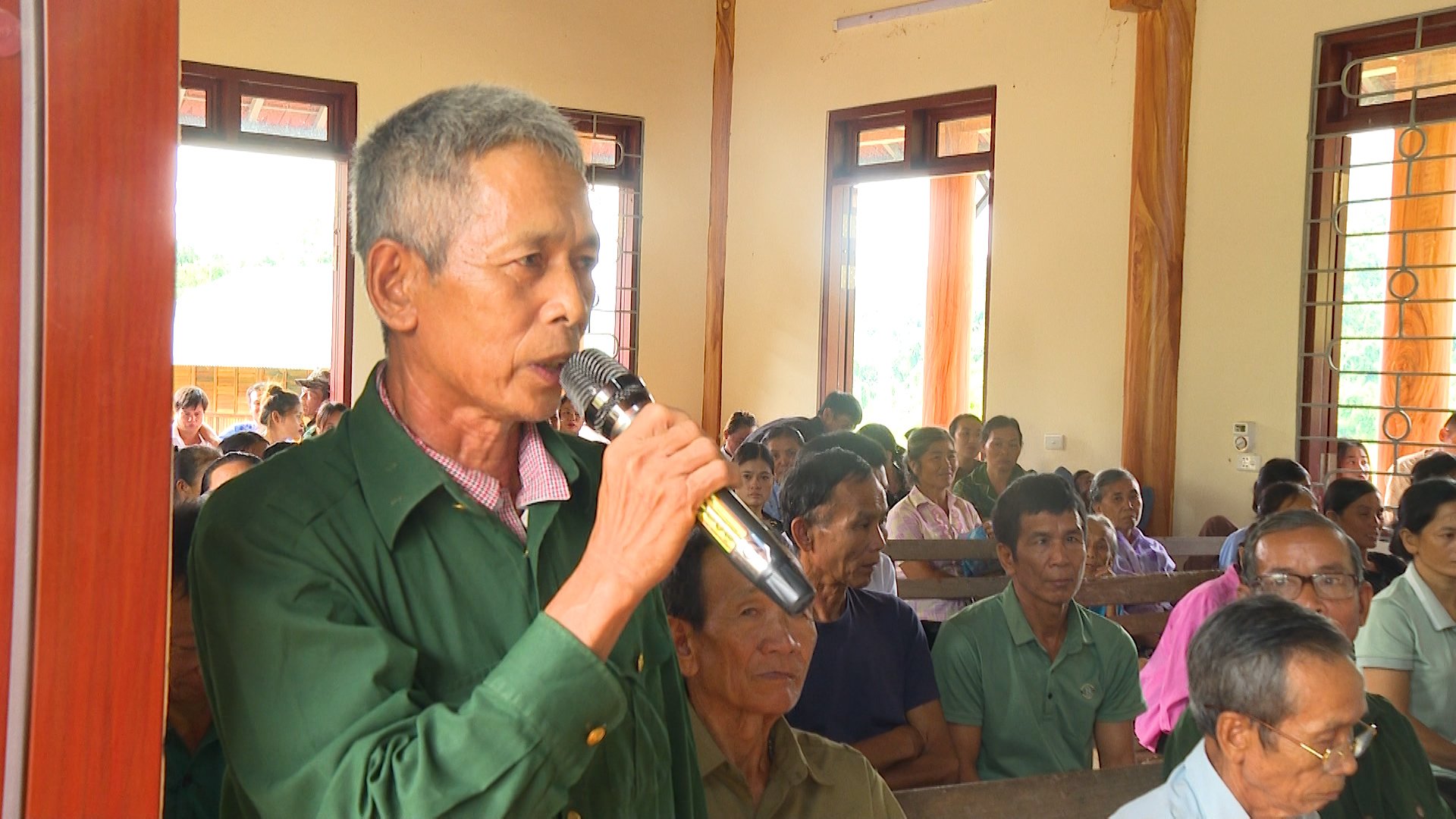 Người dân bản Nậm Cầy, xã Nậm Hàng kiến nghị với đồng chí Chủ tịch UBND huyện.