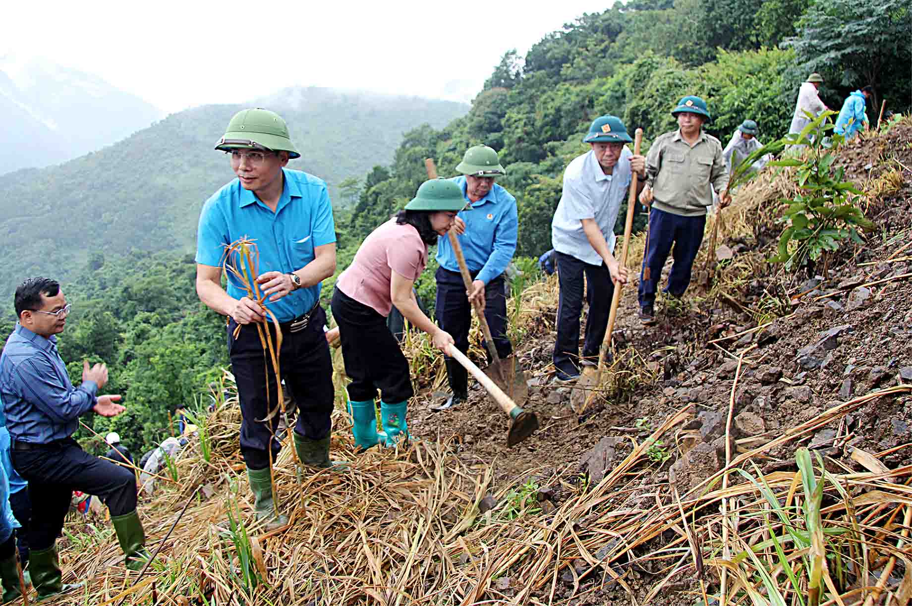 Lãnh đạo tỉnh, huyện, xã Thèn Sin tham gia trồng cây tại lễ phát động.