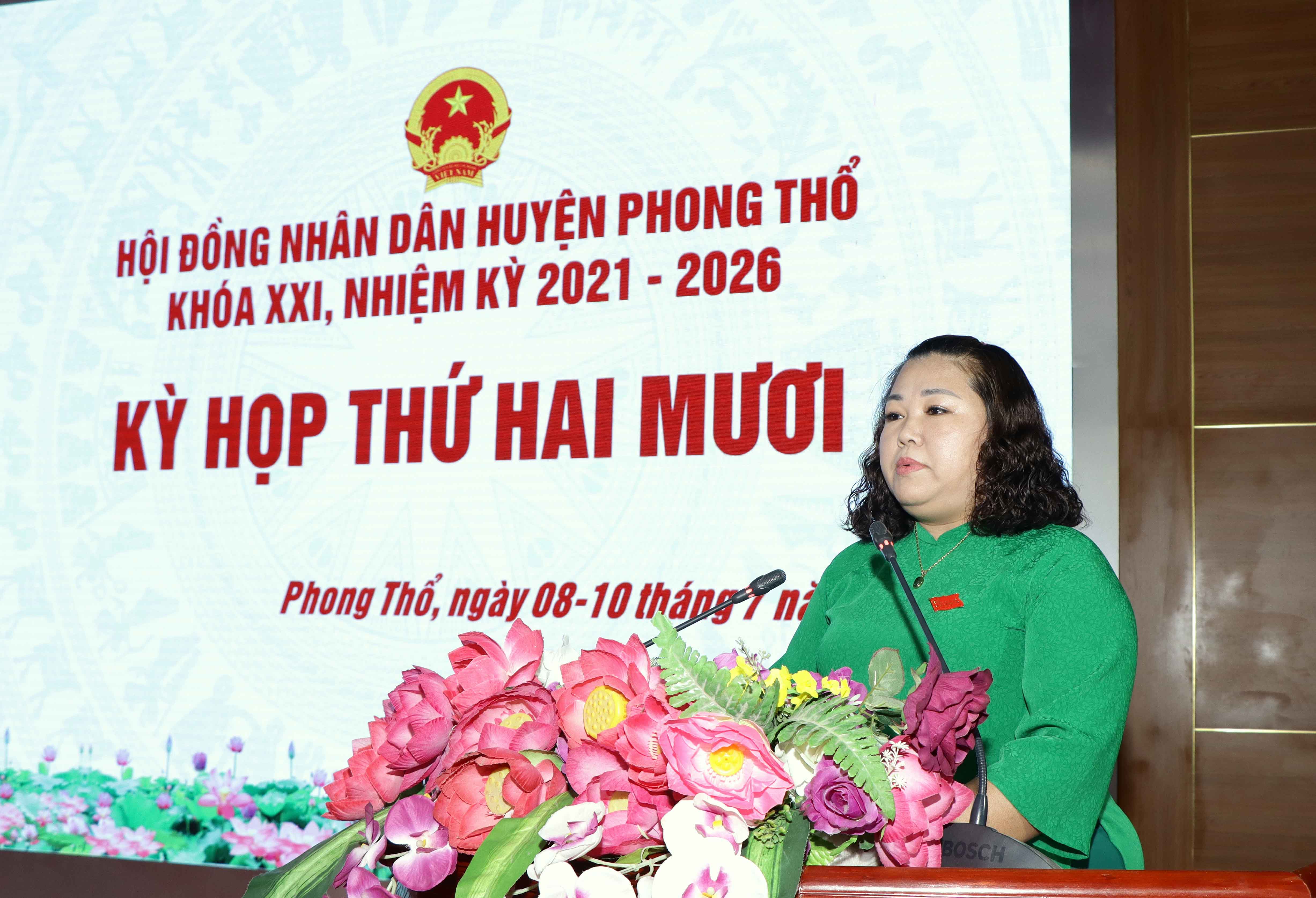 Đồng chí Vương Thị Thu Hiền – Chủ tịch HĐND huyện Phong Thổ phát biểu khai mạc kỳ họp.