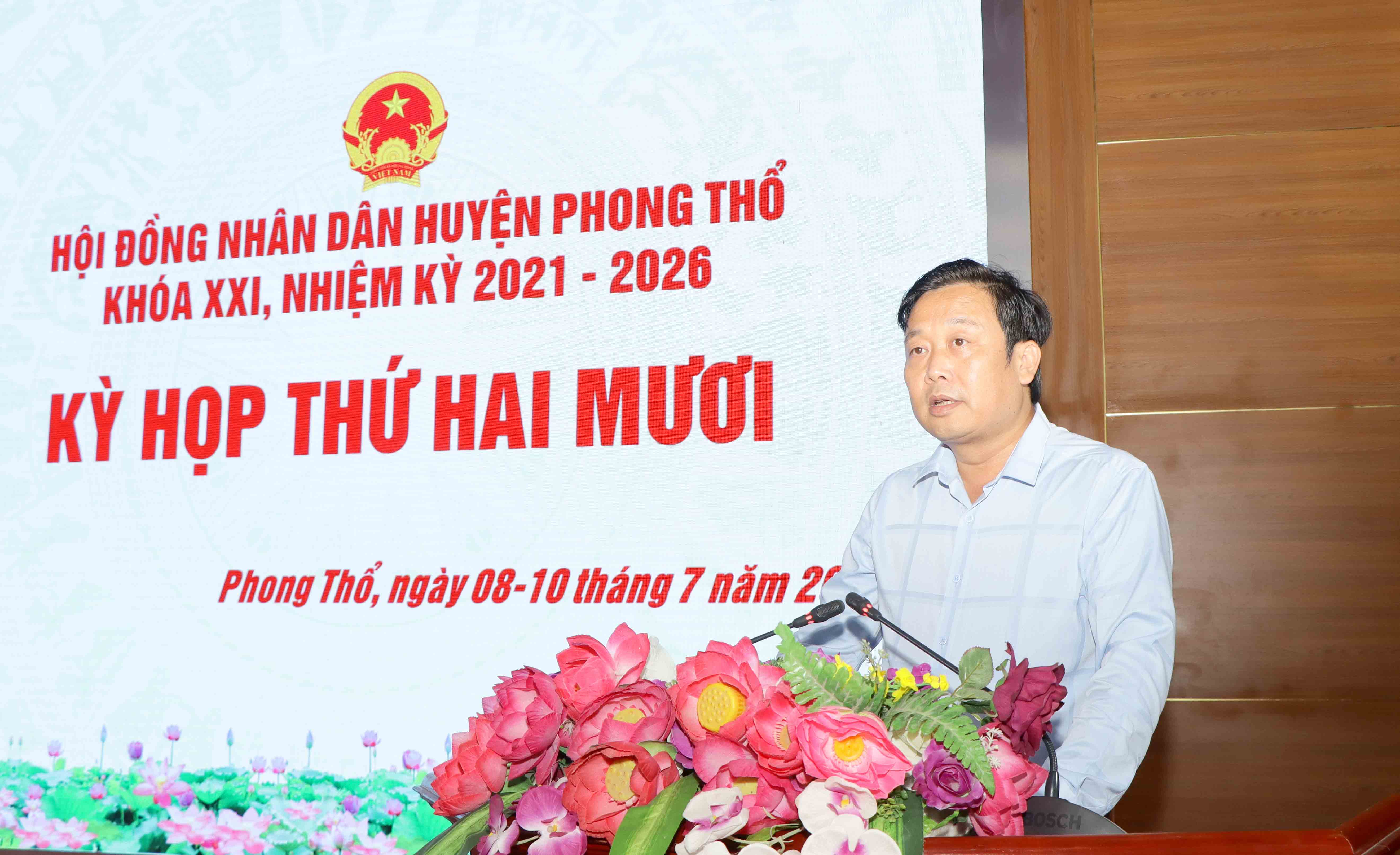 Đồng chí Đinh Quang Tuấn – Tỉnh ủy viên, Bí thư Huyện ủy Phong Thổ phát biểu chỉ đạo kỳ họp. 