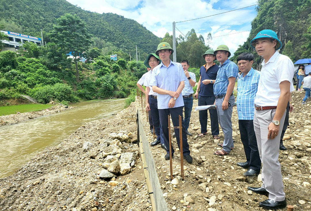 ... kiểm tra tiến độ thực hiện khắc phục lũ quét, sạt lở đất, bảo vệ khu dân cư suối Nậm Bốn (xã Mường Cang).