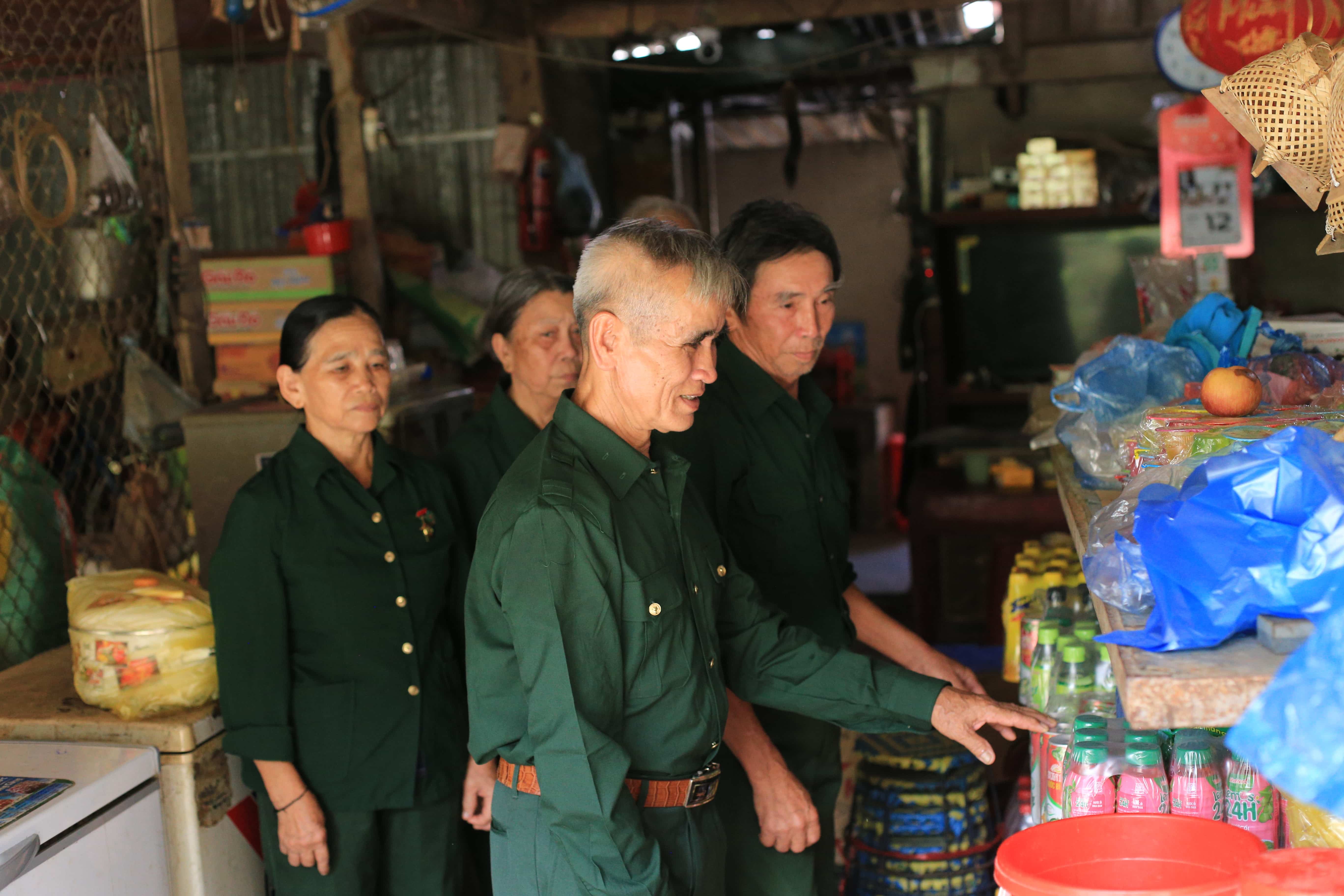 Hội Cựu TNXP huyện Nậm Nhùn thăm cửa hàng buôn bán tạp hoá của hội viên Mào Văn Dánh (bản Nậm Nhùn).