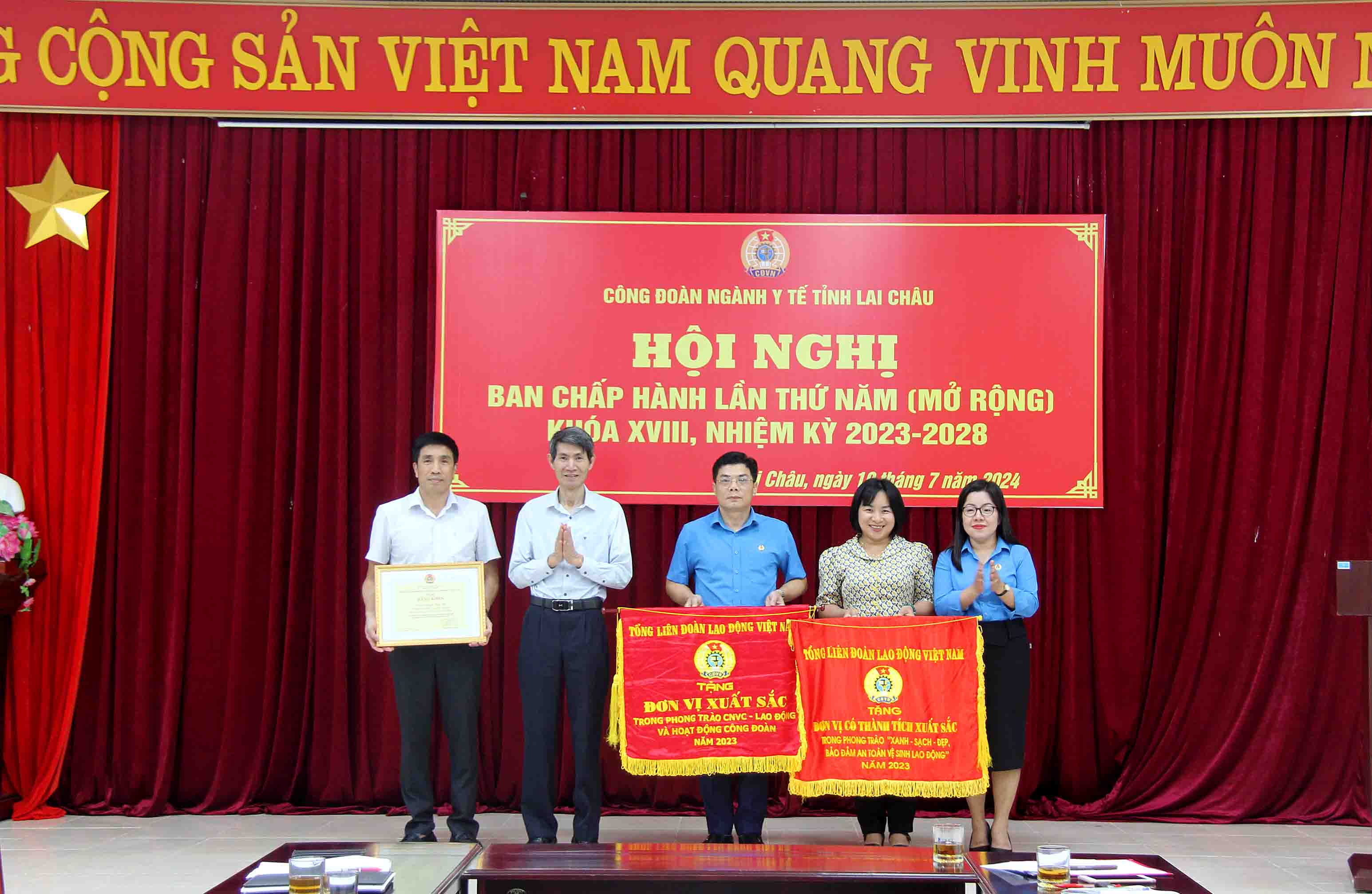 Thừa uỷ quyền của Tổng Liên đoàn Lao động Việt Nam, đại diện lãnh đạo Sở Y tế, Liên đoàn Lao động tỉnh, Công đoàn ngành Y tế tỉnh trao Cờ, Bằng khen cho tập thể, cá nhân.