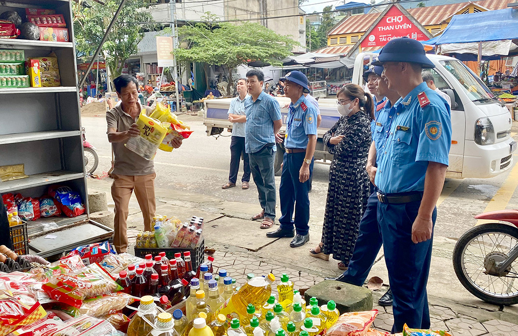 UBND Thị trấn Than Uyên phối hợp với các đơn vị chức năng thường xuyên vận động người dân tự giác tháo dỡ, dẹp bỏ các vi phạm lấn chiếm lề đường, vỉa hè gây cản trở giao thông.