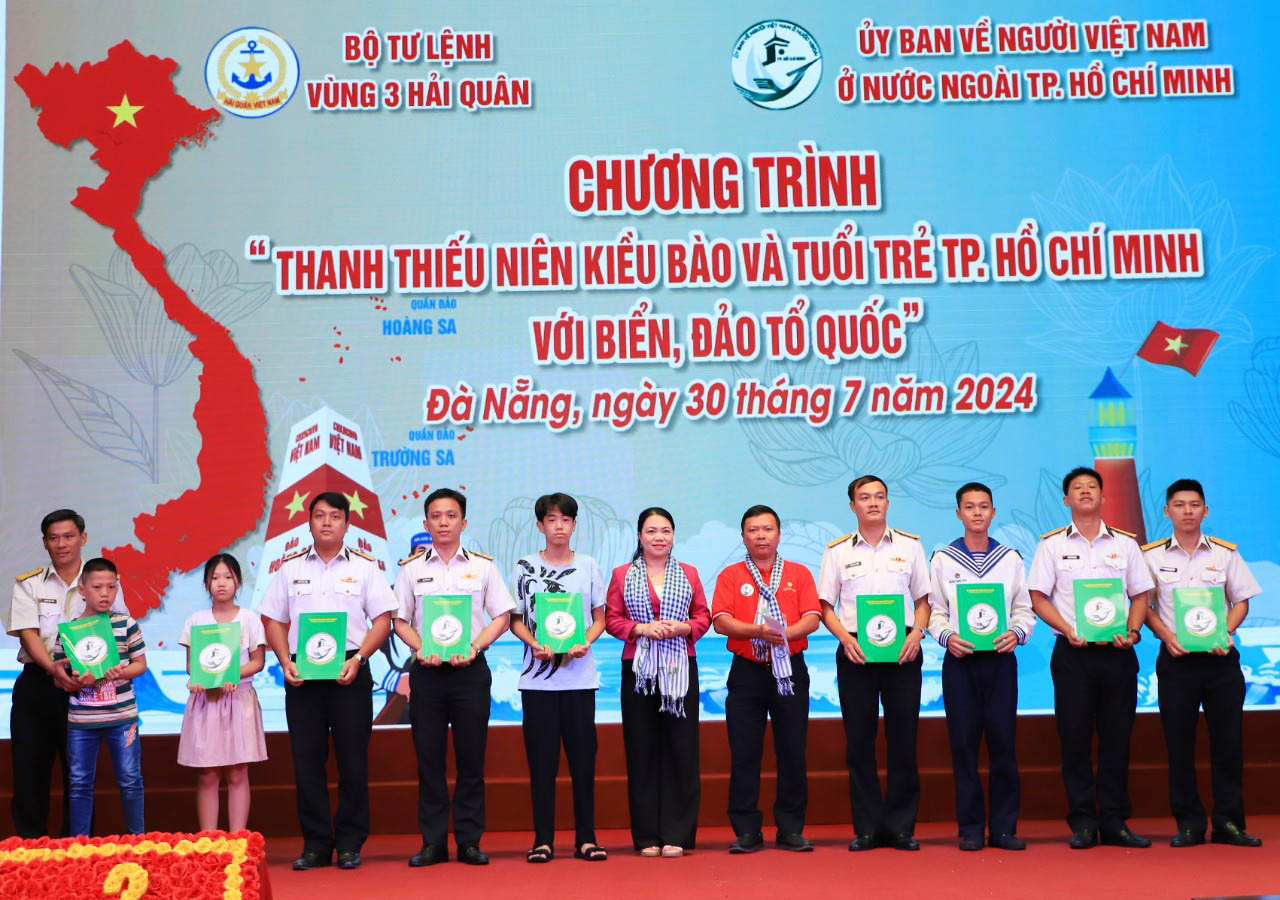 Đại diện Uỷ ban về người Việt Nam ở nước ngoài thành phố Hồ Chí Minh trao quà tặng các cháu bị khuyết tật, bệnh lý nặng