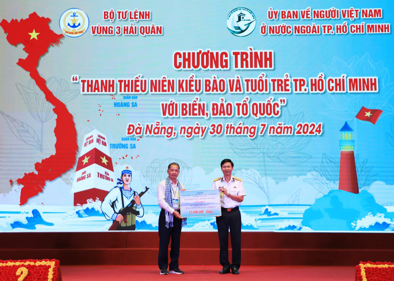 Đại diện Uỷ ban về người Việt Nam ở nước ngoài thành phố Hồ Chí Minh trao quỹ hỗ trợ đầu con ngư dân 