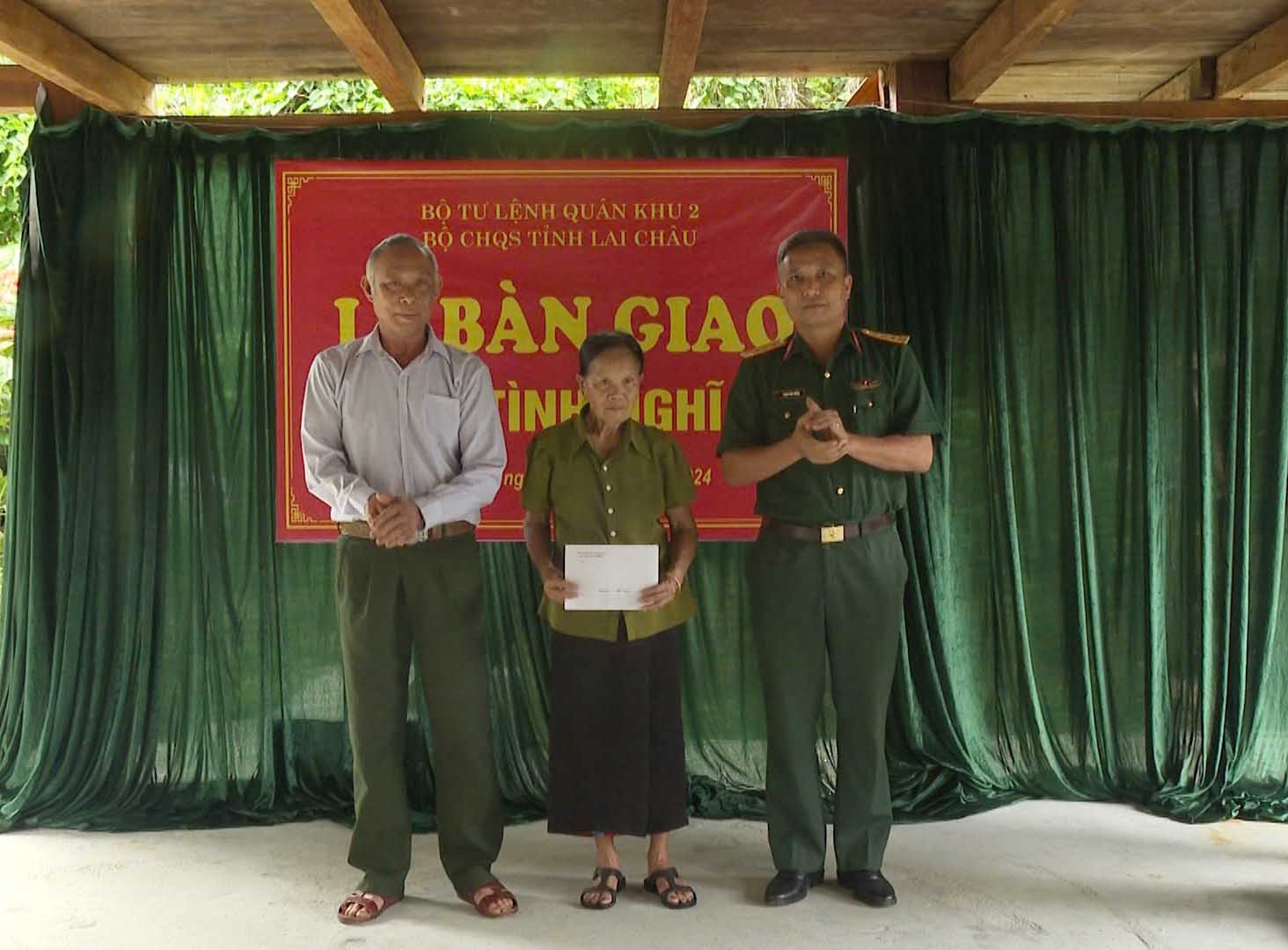 Thượng tá Phạm Văn Thắng – Chỉ huy trưởng Ban chỉ huy Quân sự huyện Nậm Nhùn, và đại diện gia đình nhận quà và ban giao nhà cho bà bà Lò Thị Ón.