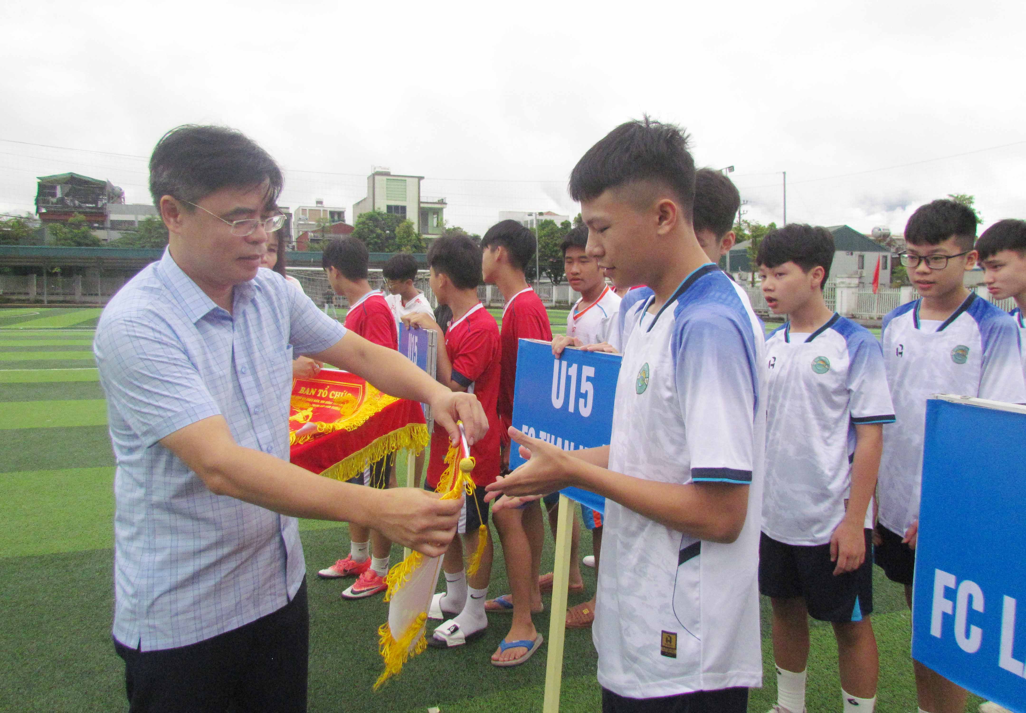 ... trao cờ lưu niệm cho các đội tham gia.