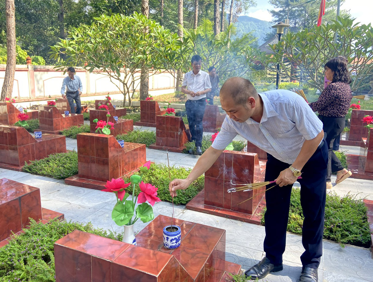 Lãnh đạo Báo Lai Châu thắp hương tại mộ phần liệt sỹ