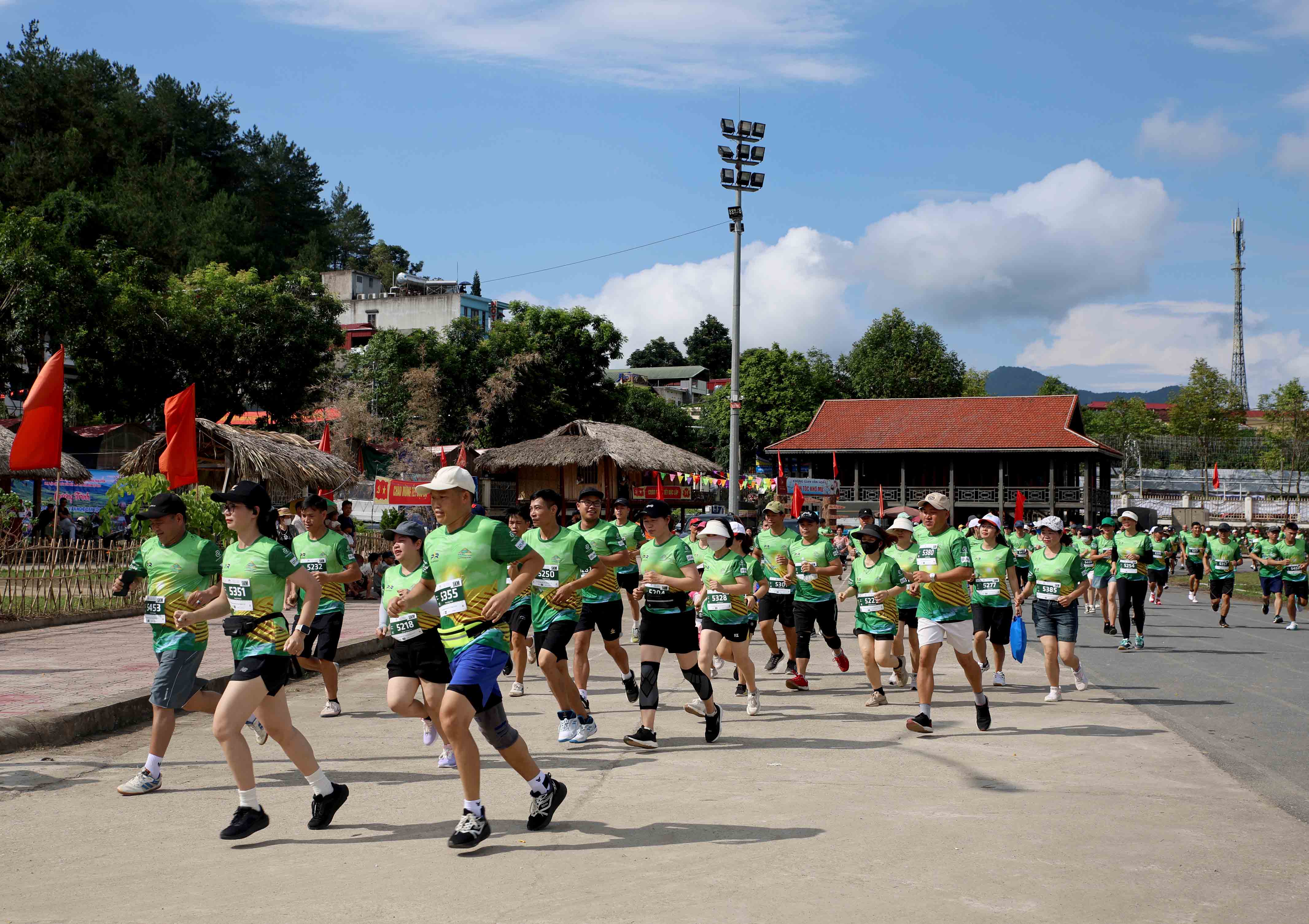 Các VĐV huyện Than Uyên hứng khởi chạy hưởng ứng nội dung 5km.