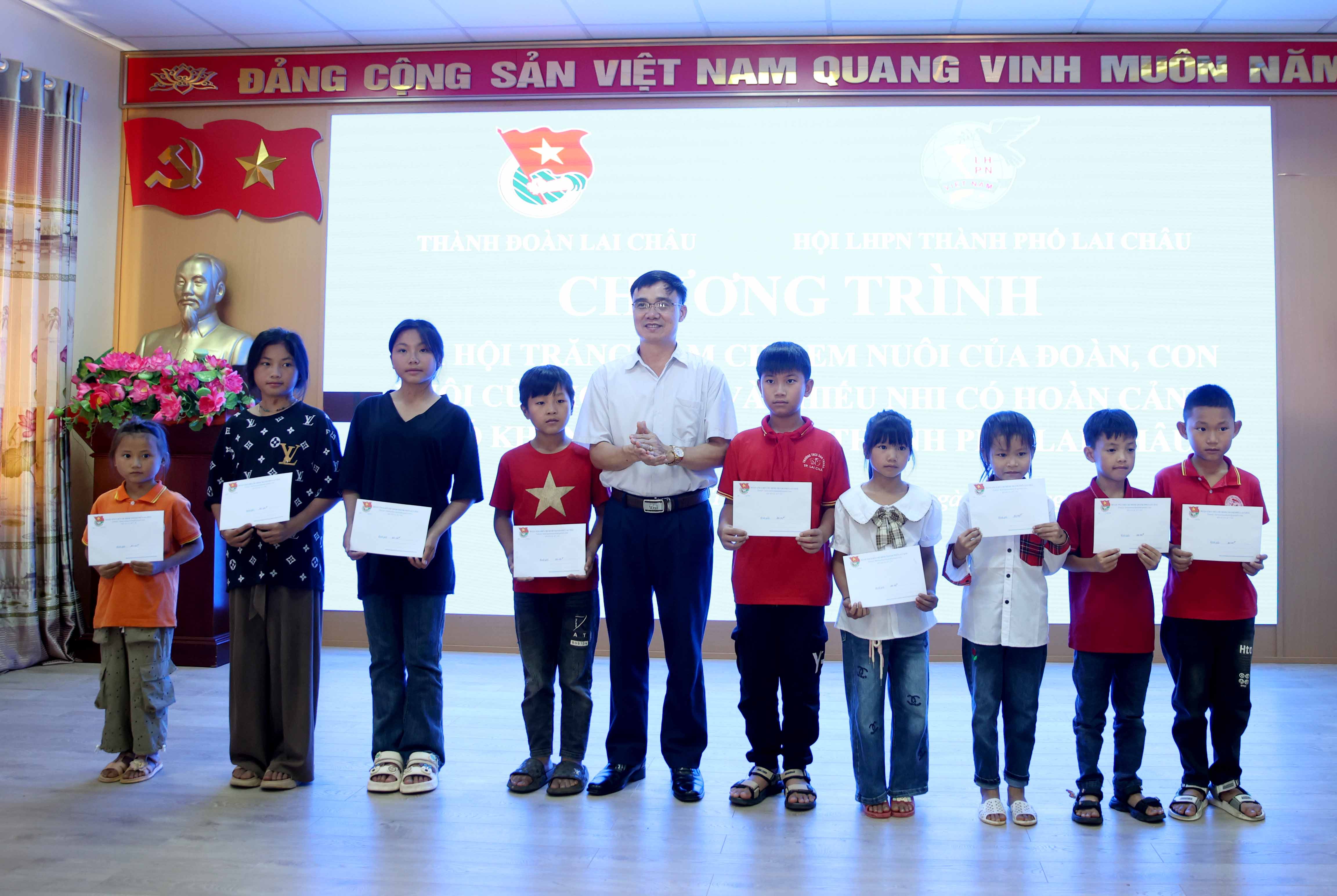 Lãnh đạo Thành uỷ Lai Châu trao quà cho “Em nuôi của Đoàn”. 